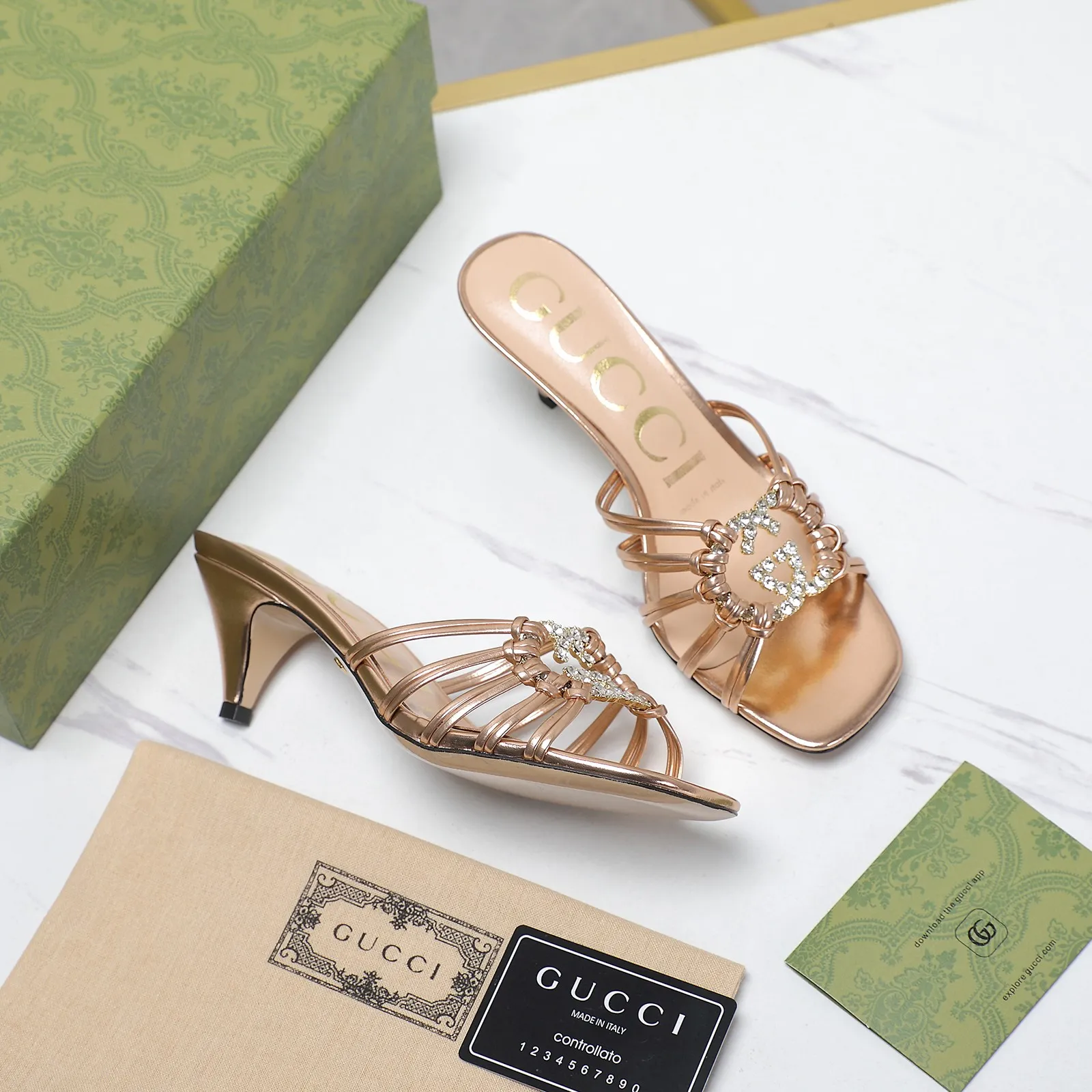 🔥🔥🔥💯💯💯GUCCi高端精品 拖鞋2025古驰早春系列😍GG水晶缀饰钻扣编织带凉鞋🔥顶级🆙代购品质！原版1:1复刻，毎个细节皆经过精心打磨细腻制作.可与ZG对比如一，无二品质！ 这款编织带凉鞋由饰闪亮GG水晶金色互扣式双G五金扣点缀细带精致笼形鞋面制作而成，尽显天马行空风范，富有优雅女性魅力细节展现女性气质的理念，打造令人惊艳的作品👏👏焕新演绎！ 面料：原版定制进口金属皮 内里/垫脚：进口羊皮里 鞋跟：4.5cm/9cm 大底：意大利真皮底 尺码：35-42（41 42定做不退换） 包装：全套绿色原包装。 跑量价：拖鞋260💰 凉鞋270💰