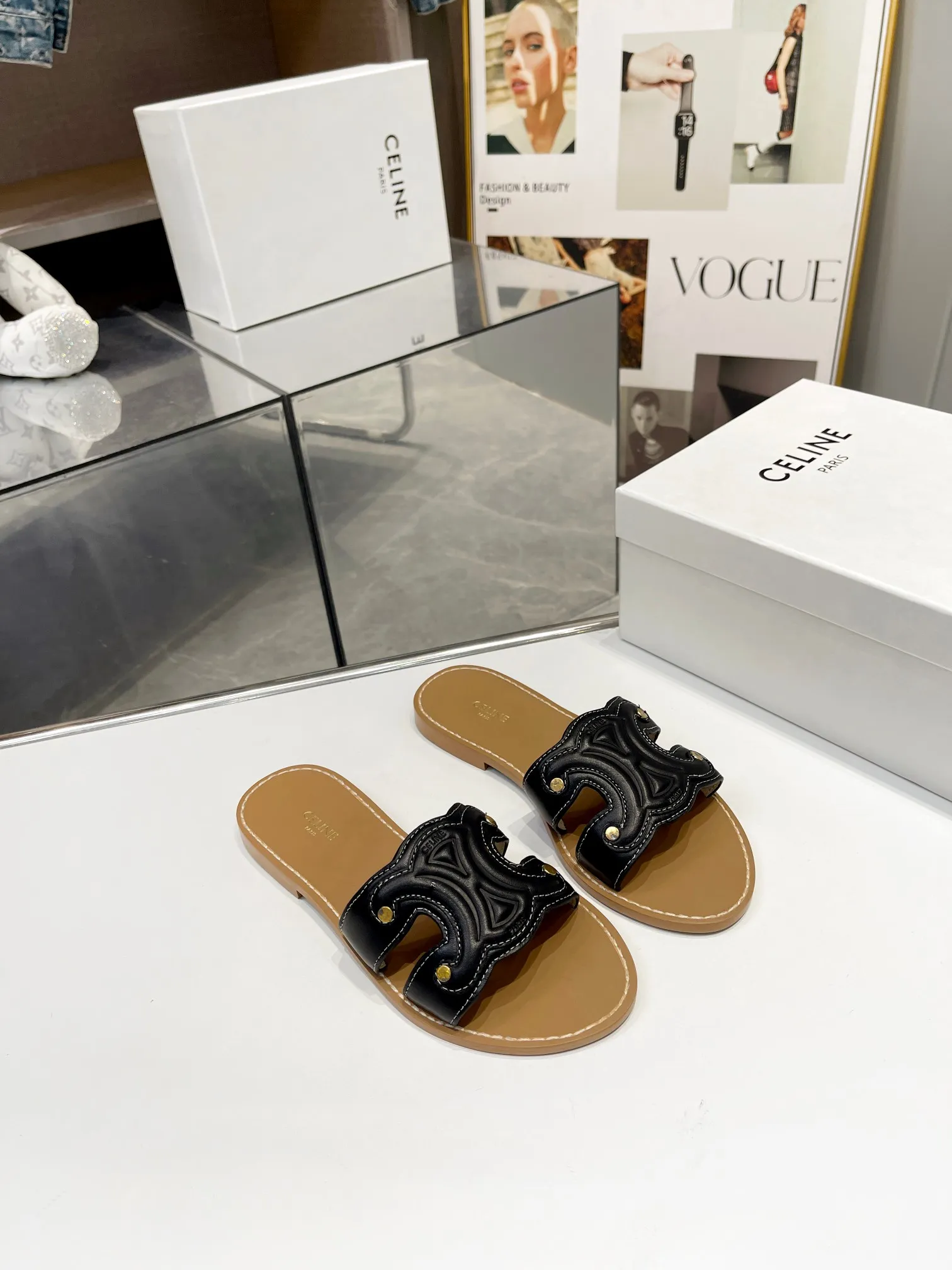 CELINE PARIS 2023拖鞋！🔥 🔥 这一季的赛琳又让我重新爱了它一次这季节美鞋太多😻 这款凉拖真是无敌好搭配！设计搭配经典的 logo 作为点缀整体视觉特别耐看又好搭配👡 ！头层牛皮面，羊皮内里。原版油边工艺# celine #2023拖鞋 颜色：黑色，白色，棕色 尺码：35-40(40订做不退不换) 大底：橡胶底P150，单层真皮大底P190