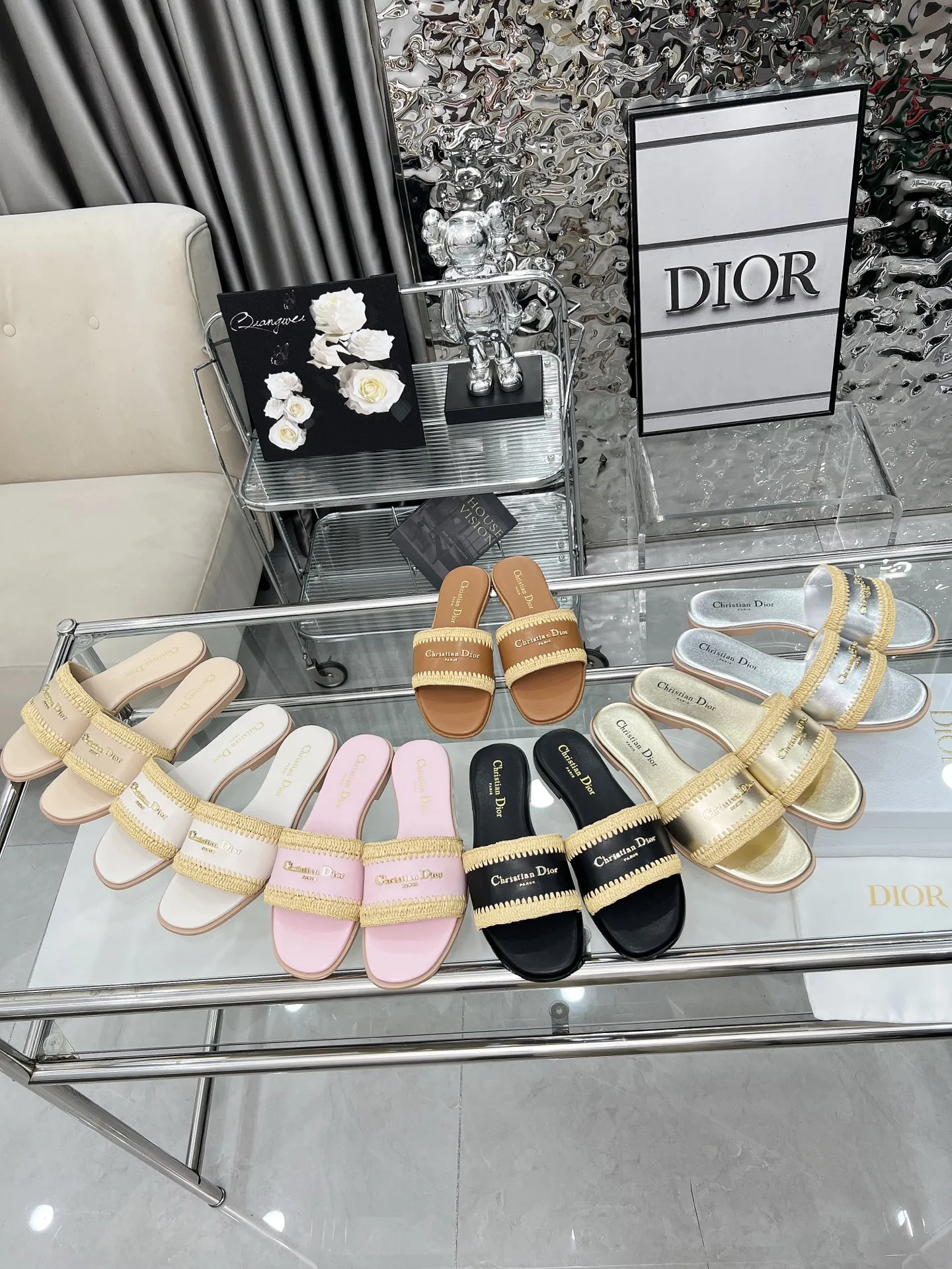 Dior 2025夏季新品，开启度假般的时髦之旅🎁，城市限定款，拉菲草纯手工编织，35-43。（35定做不退换）像胶底170。真皮底210