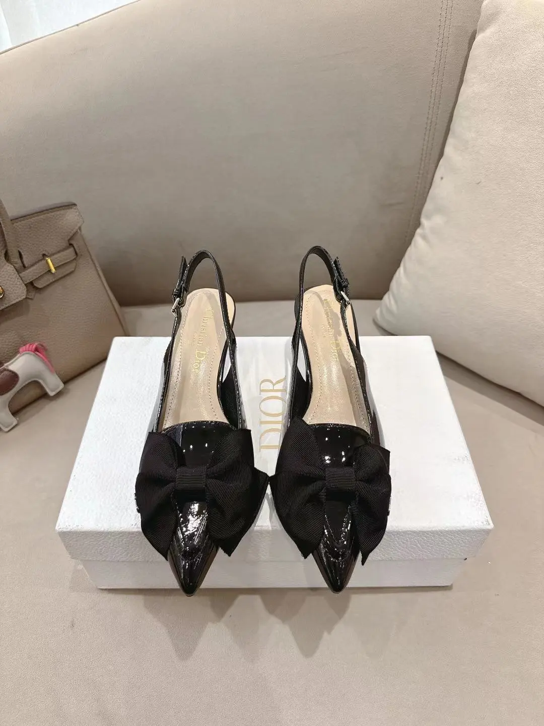 DIOR💙2025/𝐒𝐒 𝐧𝐞𝐰春夏新大蝴蝶花➕CDlogo 凉鞋系列 🎀高跟鞋💙 —————————— 延续D家永恒经典!这款鞋低调不失华丽 性感又不显张扬 鞋型是大家都爱的秀气款 非常非常显瘦 侧面整个弧度将脚部曲线完美展现😝 既有成熟女人味 又不乏一丝活泼少女感, 上脚也太好看了,值得推荐‼️ ꫛꫀꪝ Go➫ 材质: ❶鞋面:羊皮 ❷内里:混种羊皮 ❸大底:意大利原版底 ❹跟高:5cm ❺ 码数:35-39(40/41/42 定制不退换)P260