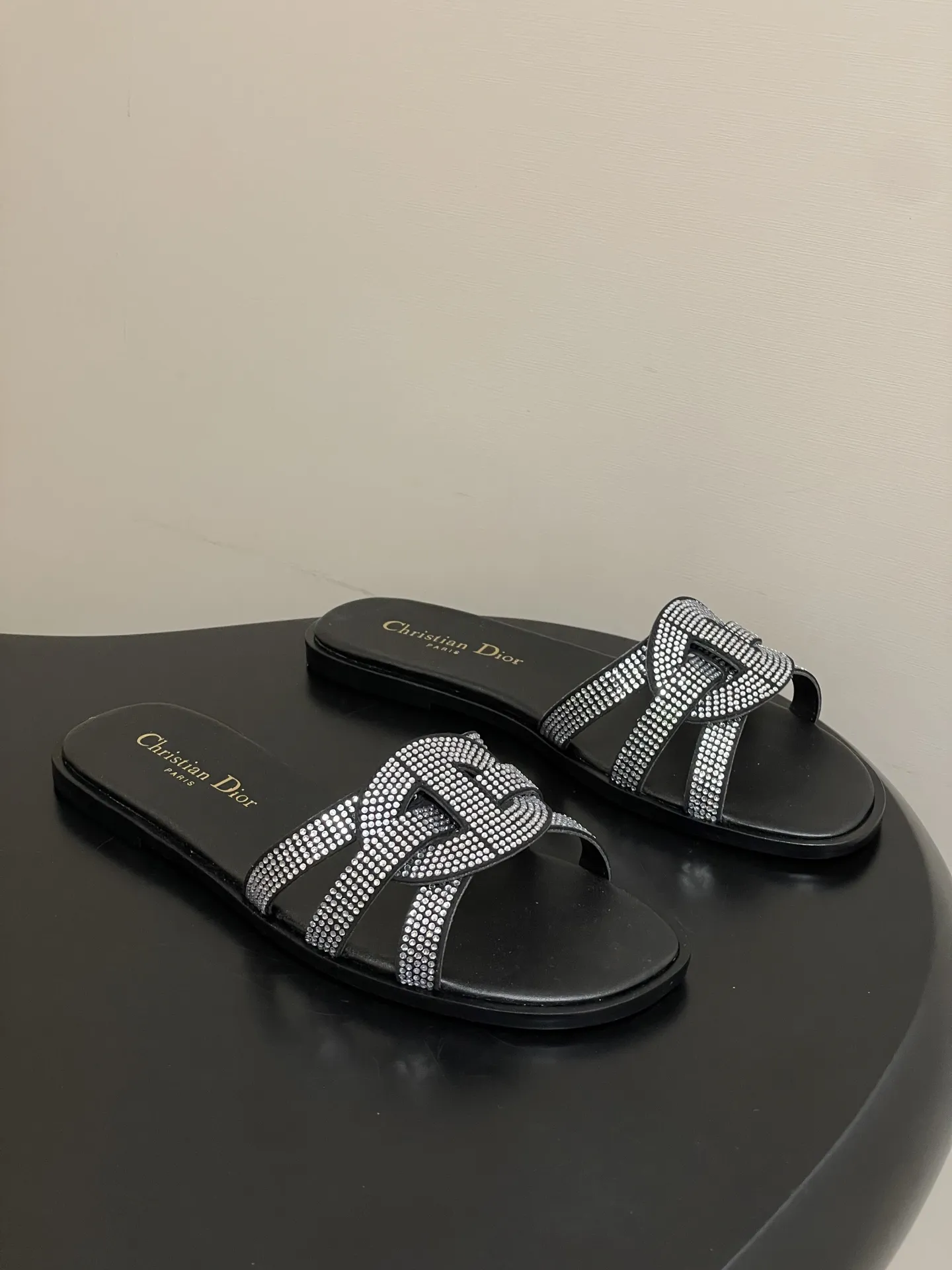 p260- 26ss春夏新款Dior 迪奥D-Club水钻镂空叠层CD交叉带凉拖鞋猪鼻子编织带平底拖鞋 这款 D-Club 凉拖是二零二五秋季系列新品，以简约优雅的设计重新诠释经典款式。鞋面精致的牛皮革饰带点缀以交叉CD标志。加垫内底穿着舒适，简约的设计便于穿脱，轻松打造休闲造型。一双能提升整体质感的百搭单品，适合投资于长期衣橱。 鞋面：羊猄皮鑲烫澳洲水钻 鞋底：原版开模意大利加厚真皮大底 码数：35-39（40.41.42.43定做不退换）