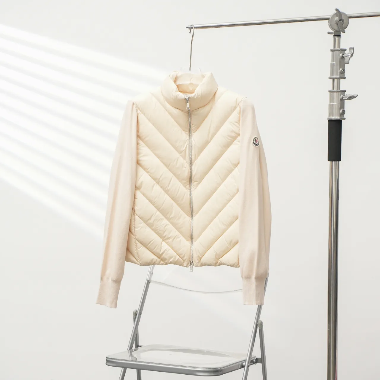 工厂直供💰330 MONCLER丨蒙口斜纹针织袖标立领羽绒服 配色:粉色 尺码:S-L