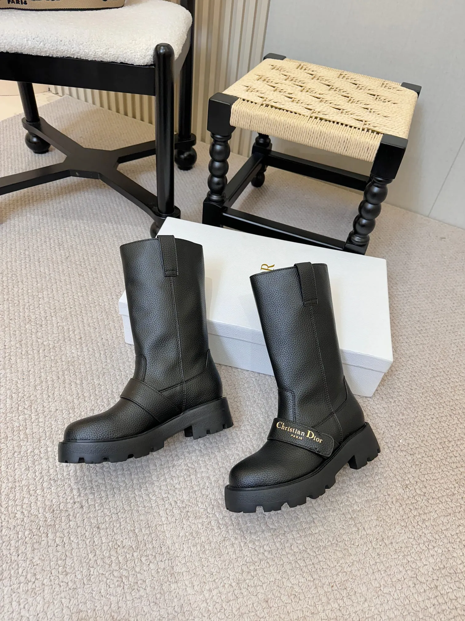 出厂价💰💰380 D-Major 靴子采用别具一格的设计元素打造醒目的外观。采用黑色牛皮革打造，可轻松穿脱。从 Dior Book Tote 手袋汲取灵感，顶部饰以双色&ldquo;Christian Dior&rdquo;标志。带有&ldquo;CD&rdquo;标志的可调节尼龙带和波纹橡胶鞋底构成醒目轮廓的基调。 踝部以科技面料饰带环绕，搭配黄铜饰环 凹口橡胶鞋底饰以 Christian Dior 的幸运星符号 尺码标准35-41