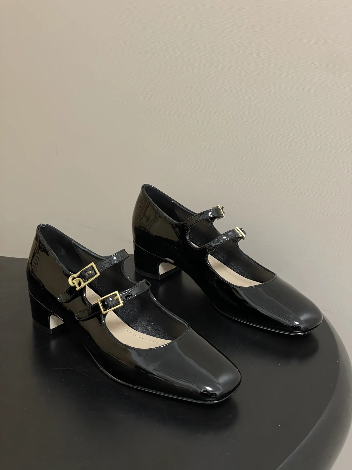 p280- 26ss春夏新款Dior 迪奥D-Cherie露跟高跟鞋CD五金扣两带玛丽珍鞋搭扣后空粗跟凉鞋高跟单鞋 这款Dior Cherie露跟高跟鞋以高雅的造型重新诠释经典的玛丽珍鞋。黑色柔软牛皮革鞋面，正面突显可调节的双系带，点缀以灵感源自Dior档案的相扣的金色饰面金属CD标志。搭配4厘米粗跟，可为各式造型增添优雅气质。 可爱俏皮减龄又不失高级感～富家千金即视感～高雅大气名媛风！ 上脚超美～尽显优雅气质 精致小仙女必入单品 鞋面：牛皮/牛漆皮 内里垫脚：羊皮 鞋底：意大利A级真皮大底 跟高：4cm 码数：35-39（34.40.41.42定做不退换）