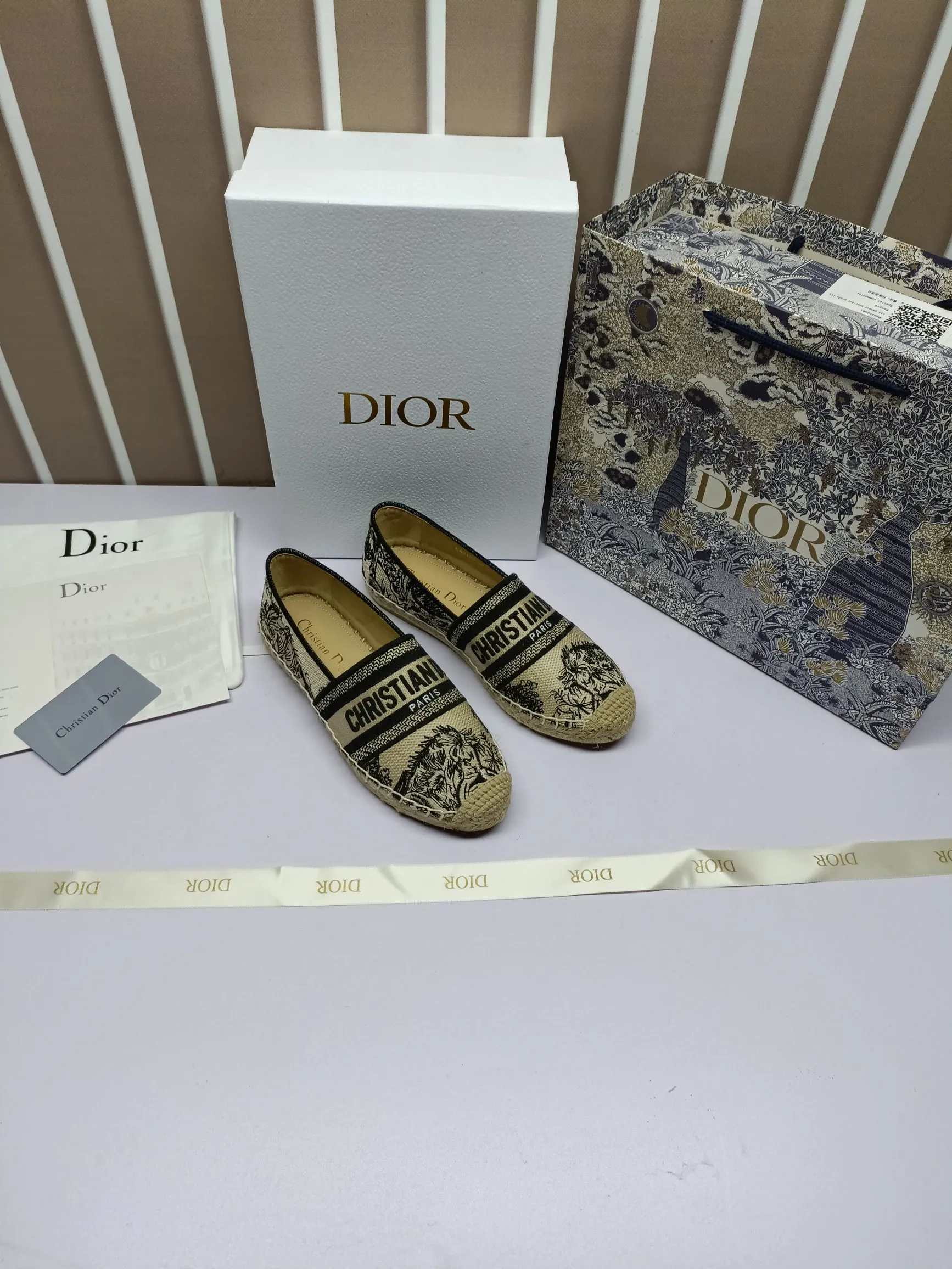 &mdash;&mdash;上新，上新，上新&mdash;&mdash;p180 Dior Granville草编鞋豹纹印花图案顶级 鞋面：饰以&ldquo;CHRISTIANDIOR&rdquo;豹纹棉质刺绣 工艺：纯手工缝制麻绳大底 内里：进口柔软透气绵羊内里加垫脚 码数：35-40（34.41.42定制） 大底：独家开模饰以幸运星符号橡胶大底 &bull; 渔夫鞋