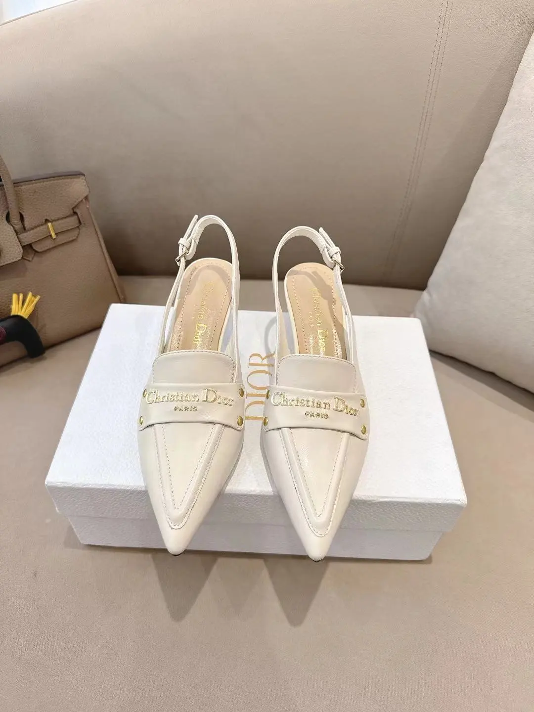 DIOR💙2025/𝐒𝐒 𝐧𝐞𝐰春夏新品钢印字母logo单鞋/凉鞋系列 🎀单鞋 高跟鞋💙 &mdash;&mdash;&mdash;&mdash;&mdash;&mdash;&mdash;&mdash;&mdash;&mdash;&mdash;顶级版本 延续D家永恒经典！这款鞋低调不失华丽 性感又不显张扬 鞋型是大家都爱的秀气款 非常非常显瘦 侧面整个弧度将脚部曲线完美展现😝 既有成熟女人味 又不乏一丝活泼少女感， 上脚也太好看了，值得推荐‼️ ꫛꫀꪝ Go➫ 材质： ❶鞋面：羊皮 ❷内里：混种羊皮 ❸大底：意大利原版底 ❹跟高：5cm ❺ 码数：35-39（40/41/42 定制不退换）P260