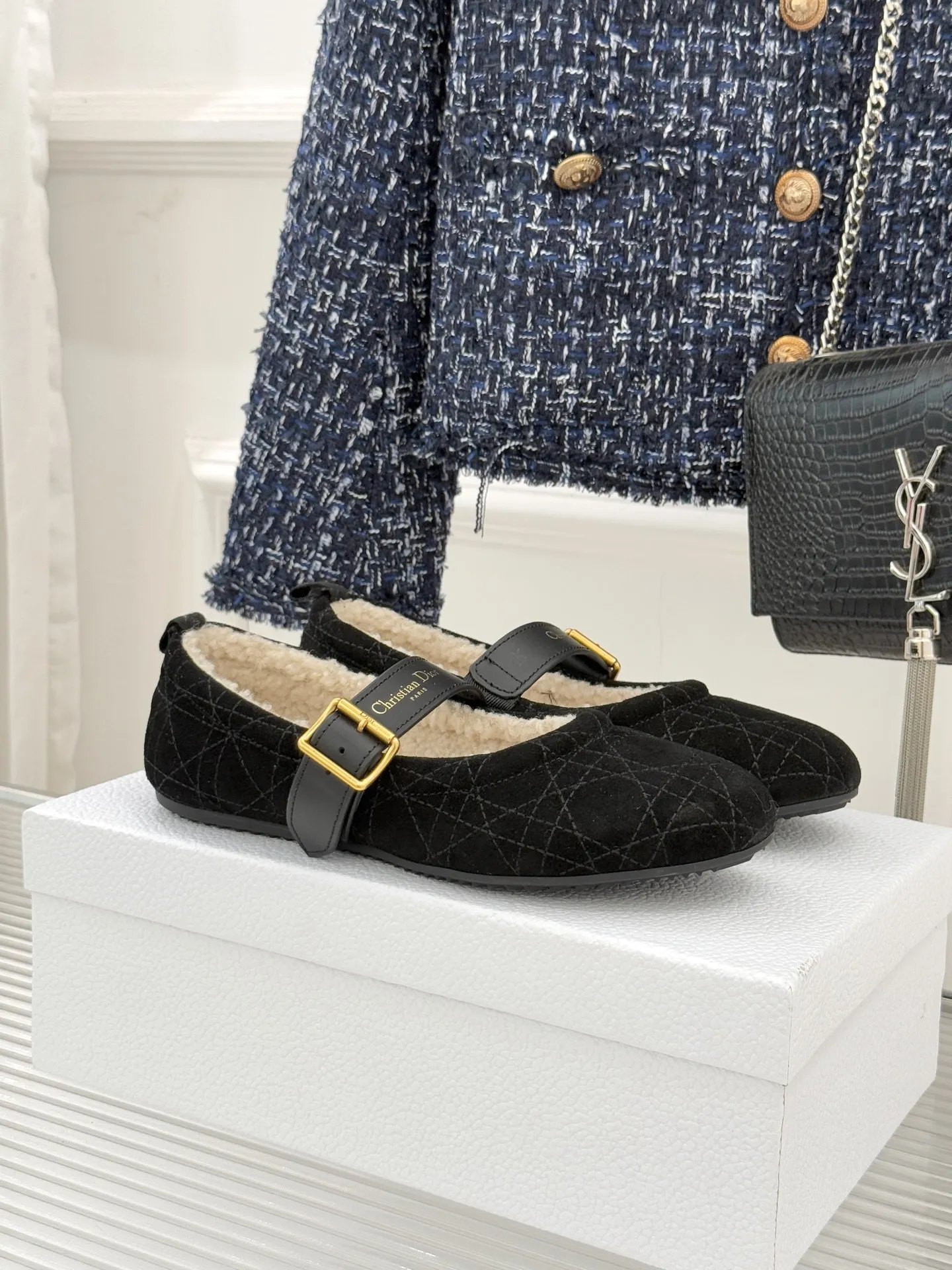 厂价💰280 Dior/迪奥25WF新品字母复古菱格 皮带扣玛丽珍毛毛鞋 当法式优雅邂逅复古风潮 这双毛毛鞋以经典廓形重构冬日精致 让每一步都踏在质感与暖意的平衡点上 标志性菱格纹采用精密电绣工艺 在鞋身勾勒出隽永线条 搭配金属CD标识皮带扣 将高定基因融入复古细节 举手投足间尽显老钱格调。 鞋口蓬松羊羔毛温柔包裹脚踝 如同裹住冬日暖阳 细腻绒毛兼具保暖与奢华质感 即便零下5℃也能暖足不闷脚 既能搭配羊毛大衣打造通勤精致感 也能适配针织连衣裙解锁约会氛围感 甚至踩跟穿都自带松弛韵味。 面料采用原版进口牛京 内里踮脚均为进口羊毛 原版开模定制防滑大底 size：35-39（40/41）