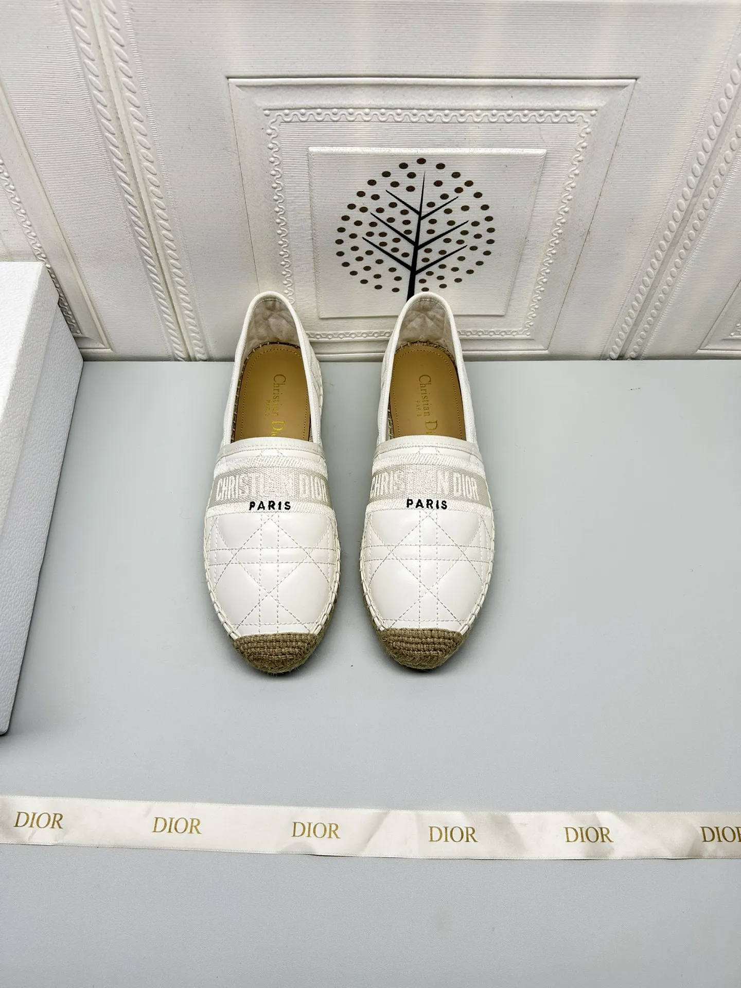 ——上新——p180💰,25ss Dior Granville草编鞋印花图案顶级 鞋面:饰以“CHRISTIANDIOR”棉质刺绣 工艺:纯手工缝制麻绳大底 内里:进口柔软透气绵羊内里加垫脚 码数:35-40(34.41.42定制) 大底:独家开模饰以幸运星符号橡胶大底 • 渔夫鞋