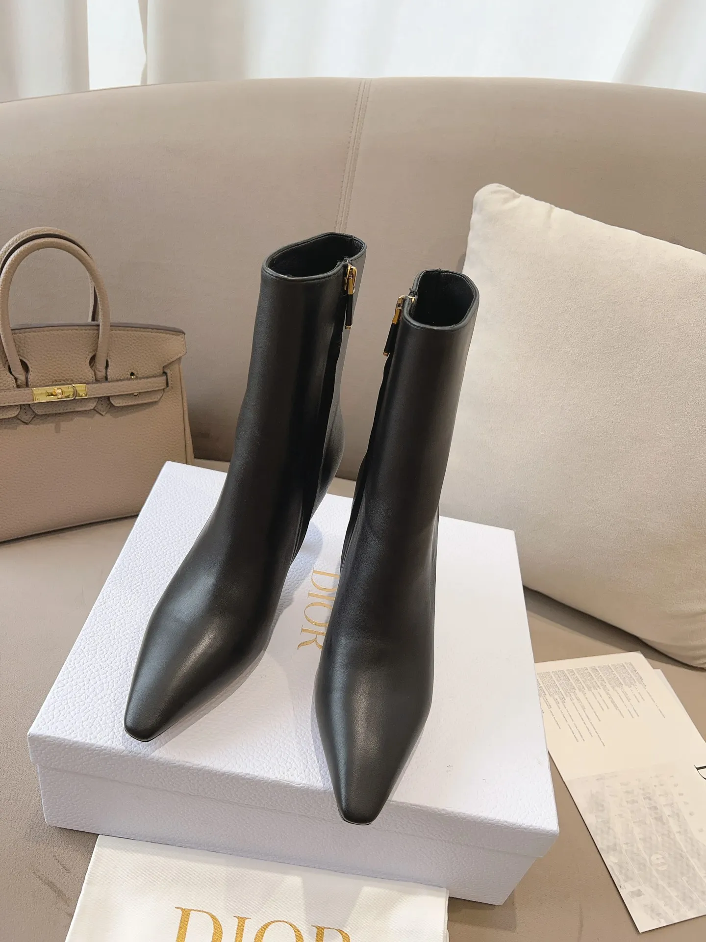 DIOR 秋冬新款系列〽️ 新款上架 Ins超火🔥 欧美街拍中出镜率超高 女神利器系列 极致完美线条🔝 彰显女人味 采用进口混种羊精心制成 大底饰有品牌logo 金属星星装饰🌟 活泼俏皮 提升格调 复古电镀金色跟 羊皮内里🌬 独家定制真皮大底 跟高：8cm 码数：35-39（ 34 40 41 42 定做）P330