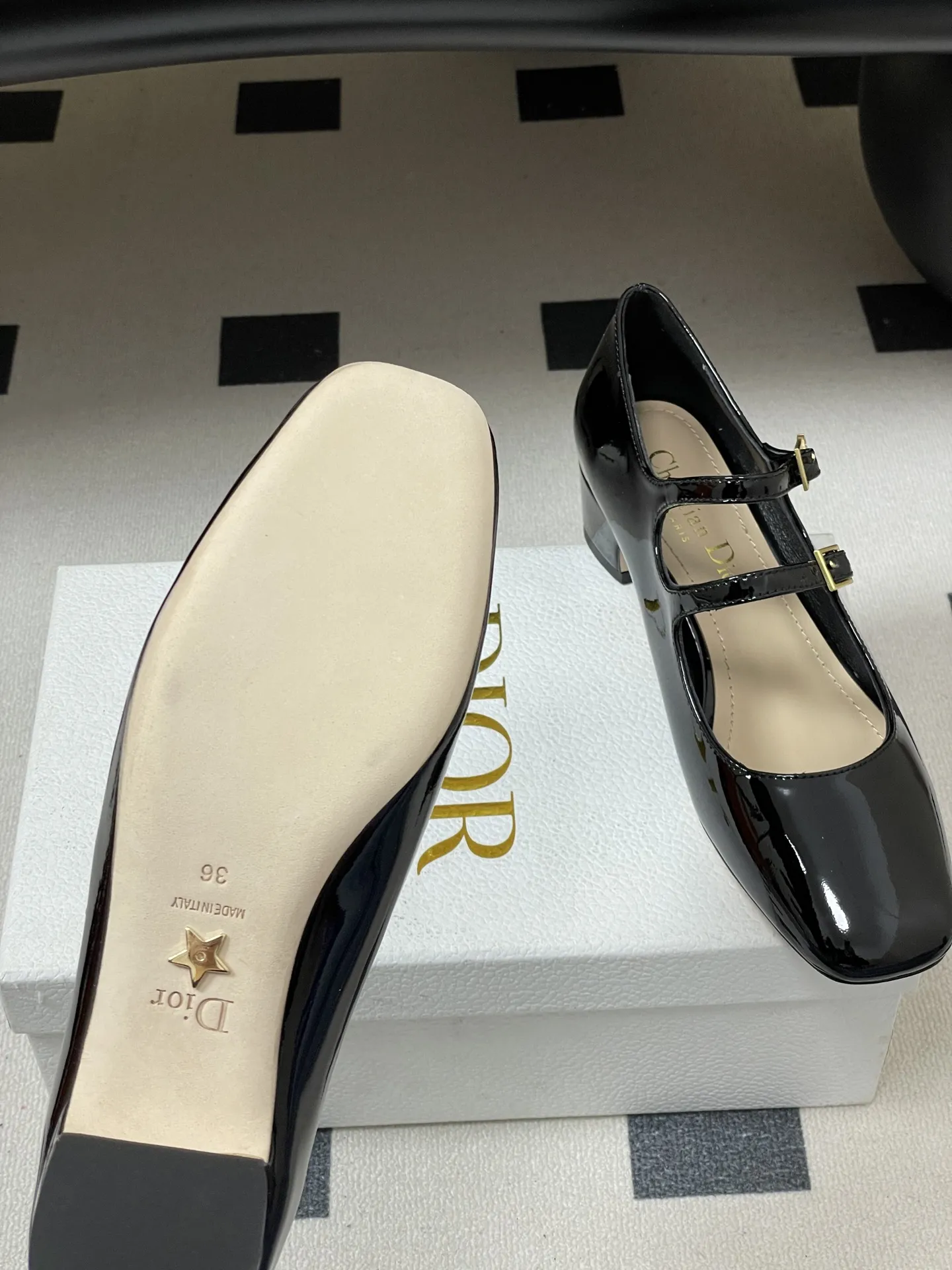 p280- 26ss春夏新款Dior 迪奥D-Cherie露跟高跟鞋CD五金扣两带玛丽珍鞋搭扣后空粗跟凉鞋高跟单鞋 这款Dior Cherie露跟高跟鞋以高雅的造型重新诠释经典的玛丽珍鞋。黑色柔软牛皮革鞋面，正面突显可调节的双系带，点缀以灵感源自Dior档案的相扣的金色饰面金属CD标志。搭配4厘米粗跟，可为各式造型增添优雅气质。 可爱俏皮减龄又不失高级感～富家千金即视感～高雅大气名媛风！ 上脚超美～尽显优雅气质 精致小仙女必入单品 鞋面：牛皮/牛漆皮 内里垫脚：羊皮 鞋底：意大利A级真皮大底 跟高：4cm 码数：35-39（34.40.41.42定做不退换）