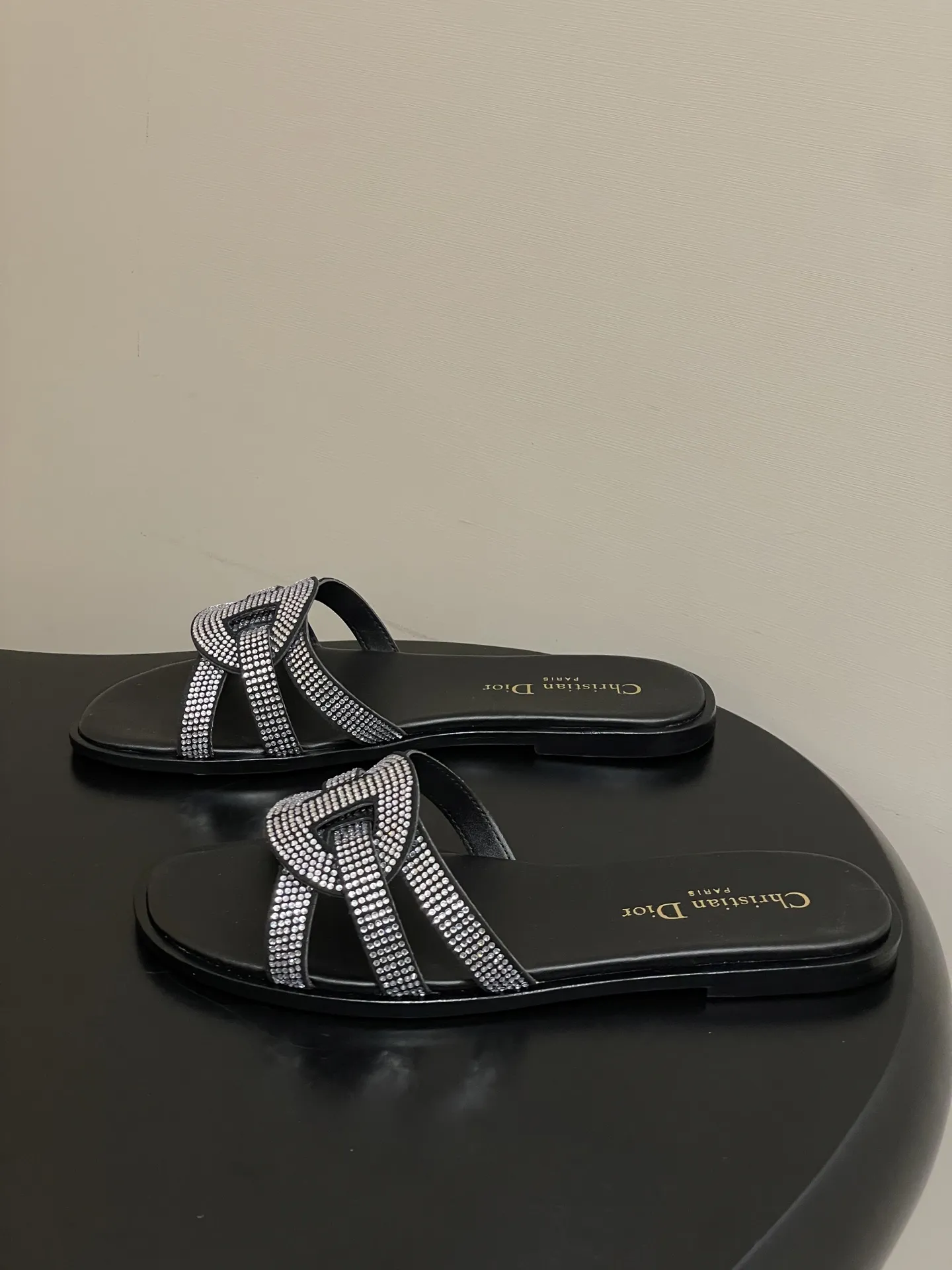 p260- 26ss春夏新款Dior 迪奥D-Club水钻镂空叠层CD交叉带凉拖鞋猪鼻子编织带平底拖鞋 这款 D-Club 凉拖是二零二五秋季系列新品，以简约优雅的设计重新诠释经典款式。鞋面精致的牛皮革饰带点缀以交叉CD标志。加垫内底穿着舒适，简约的设计便于穿脱，轻松打造休闲造型。一双能提升整体质感的百搭单品，适合投资于长期衣橱。 鞋面：羊猄皮鑲烫澳洲水钻 鞋底：原版开模意大利加厚真皮大底 码数：35-39（40.41.42.43定做不退换）