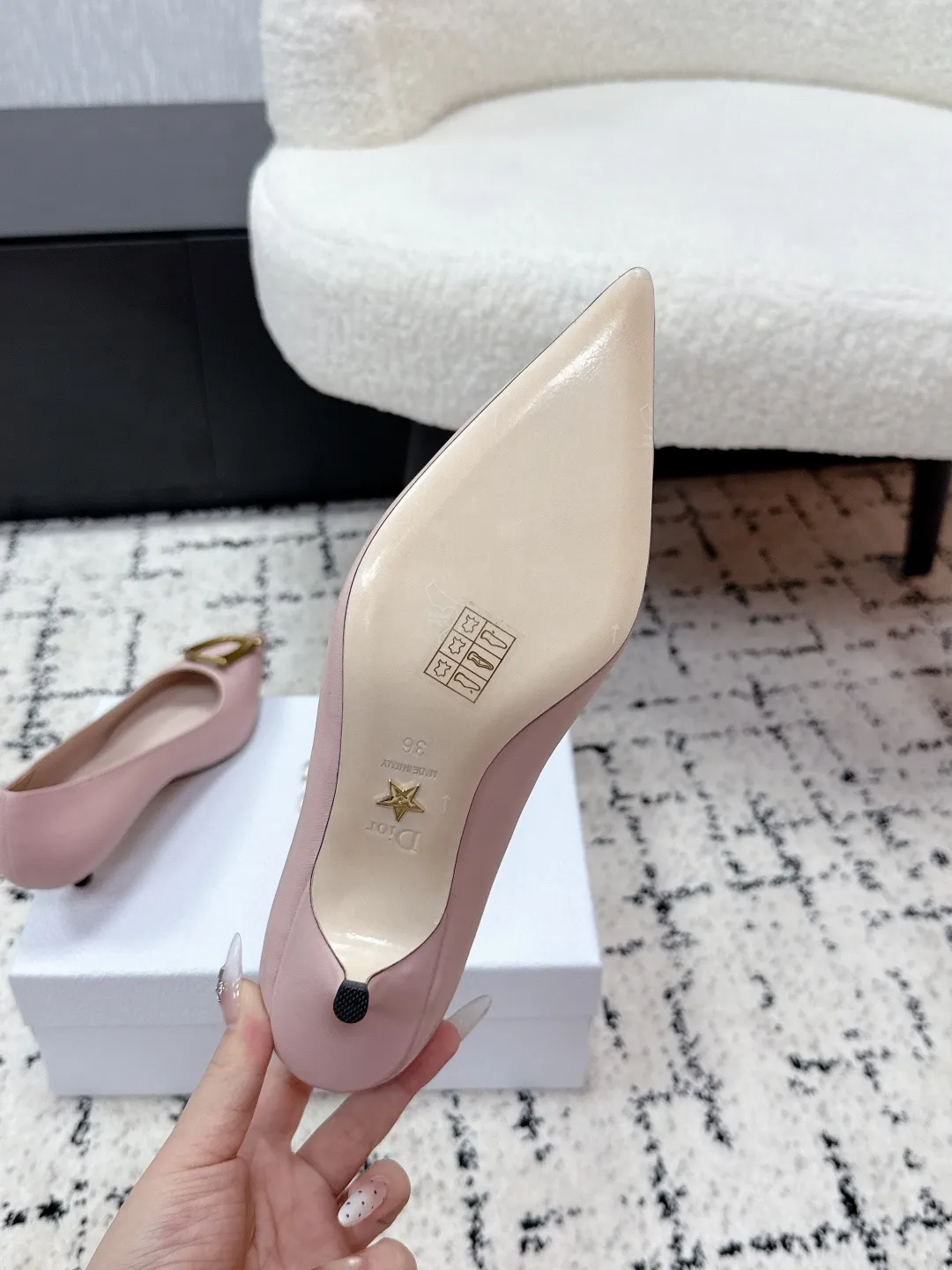 💰270 Dior 迪奥 26/ ss 春夏 走秀新款 CD金属扣 高跟鞋 Dior 2026春夏系列高跟鞋,由Jonathan Anderson设计,黑色尖头+金色CD金属扣,优雅又有现代感。细高跟约8-10cm,修饰腿型,拉长比例,适合职场、宴会等正式场合。鞋面优质皮革,触感柔软,穿着舒适。CD金属扣是Dior经典标志,彰显品牌历史与创新。整体设计融合经典与玩味,是现代女性气质与自信的象征。 ✔️面料: 原版牛皮/牛反绒 ✔️内里: 羊皮 ✔️鞋底: 意大利真皮底 ✔️跟高: 3.5 ✔️Size: #35-41(40.41订做)