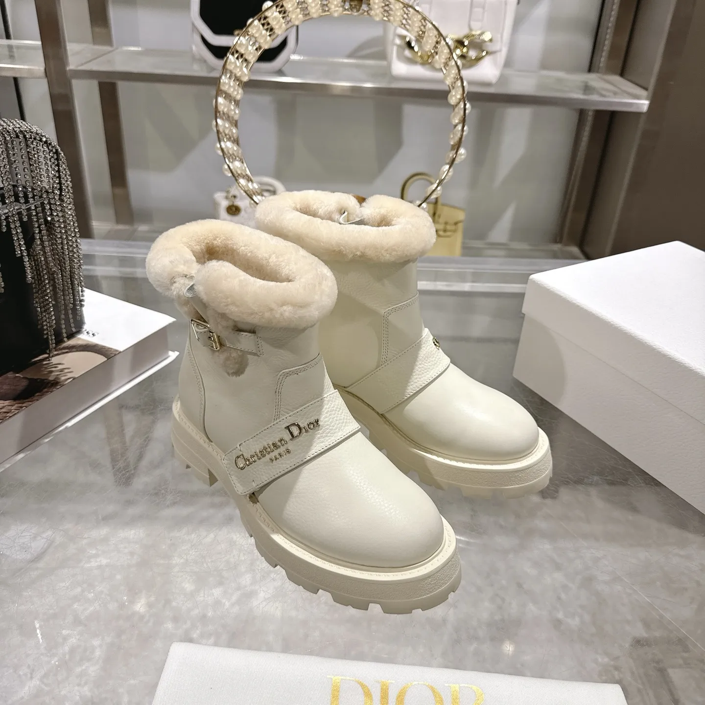 出厂420💰💕Dior 迪奥2025秋冬新款D-Major系列朋克风防寒保暖毛毛女靴 明星同款CD字母logo五金皮带扣侧拉链机车靴 厚底圆头一脚蹬骑士短靴 材质：鞋面进口全粒面小牛皮+100%羊羔毛内里+原版开模Ip大底 底厚：3.5CM Size：35-41标准码（40.41定制不退换）