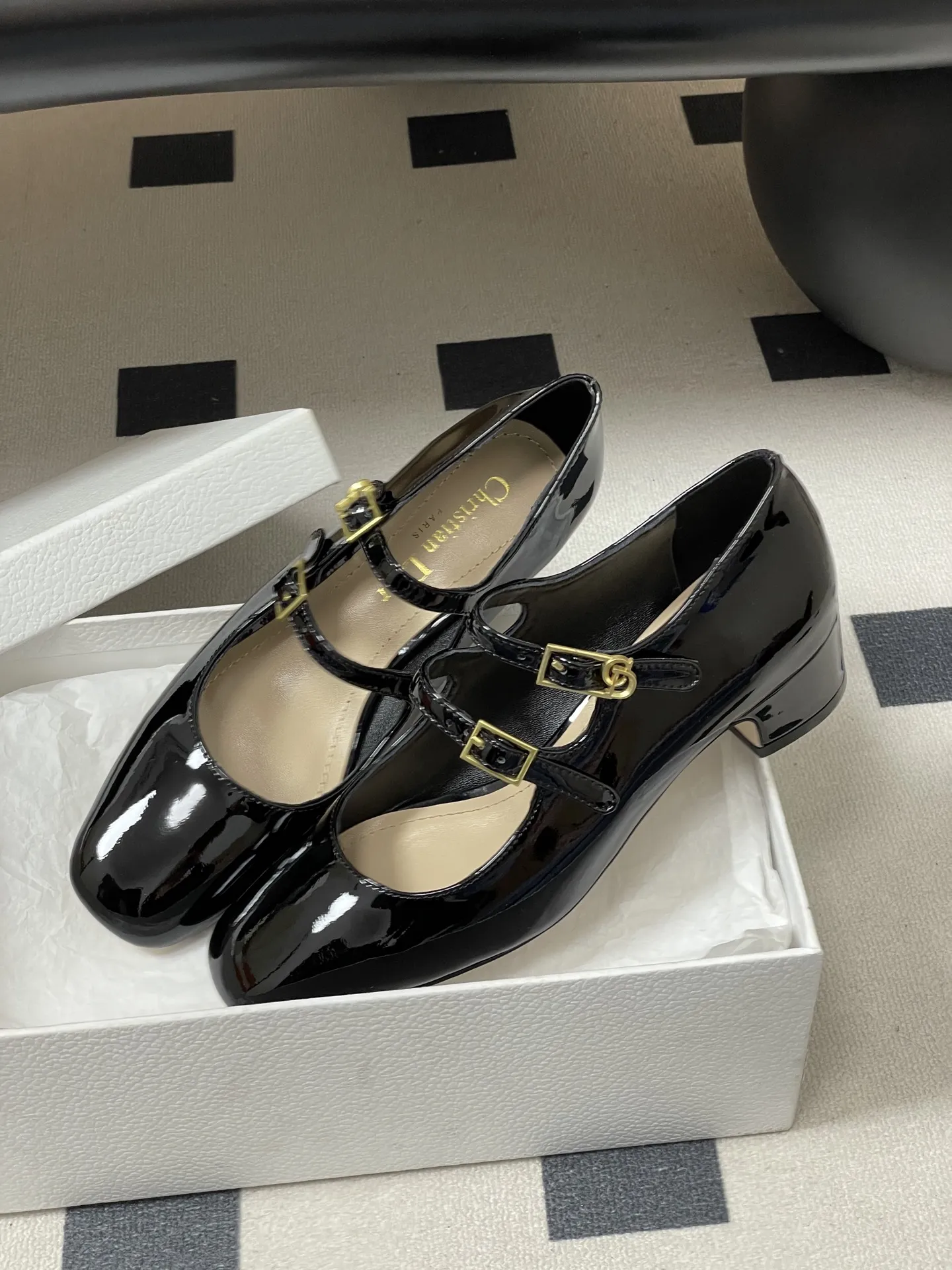 p280- 26ss春夏新款Dior 迪奥D-Cherie露跟高跟鞋CD五金扣两带玛丽珍鞋搭扣后空粗跟凉鞋高跟单鞋 这款Dior Cherie露跟高跟鞋以高雅的造型重新诠释经典的玛丽珍鞋。黑色柔软牛皮革鞋面,正面突显可调节的双系带,点缀以灵感源自Dior档案的相扣的金色饰面金属CD标志。搭配4厘米粗跟,可为各式造型增添优雅气质。 可爱俏皮减龄又不失高级感~富家千金即视感~高雅大气名媛风! 上脚超美~尽显优雅气质 精致小仙女必入单品 鞋面:牛皮/牛漆皮 内里垫脚:羊皮 鞋底:意大利A级真皮大底 跟高:4cm 码数:35-39(34.40.41.42定做不退换)