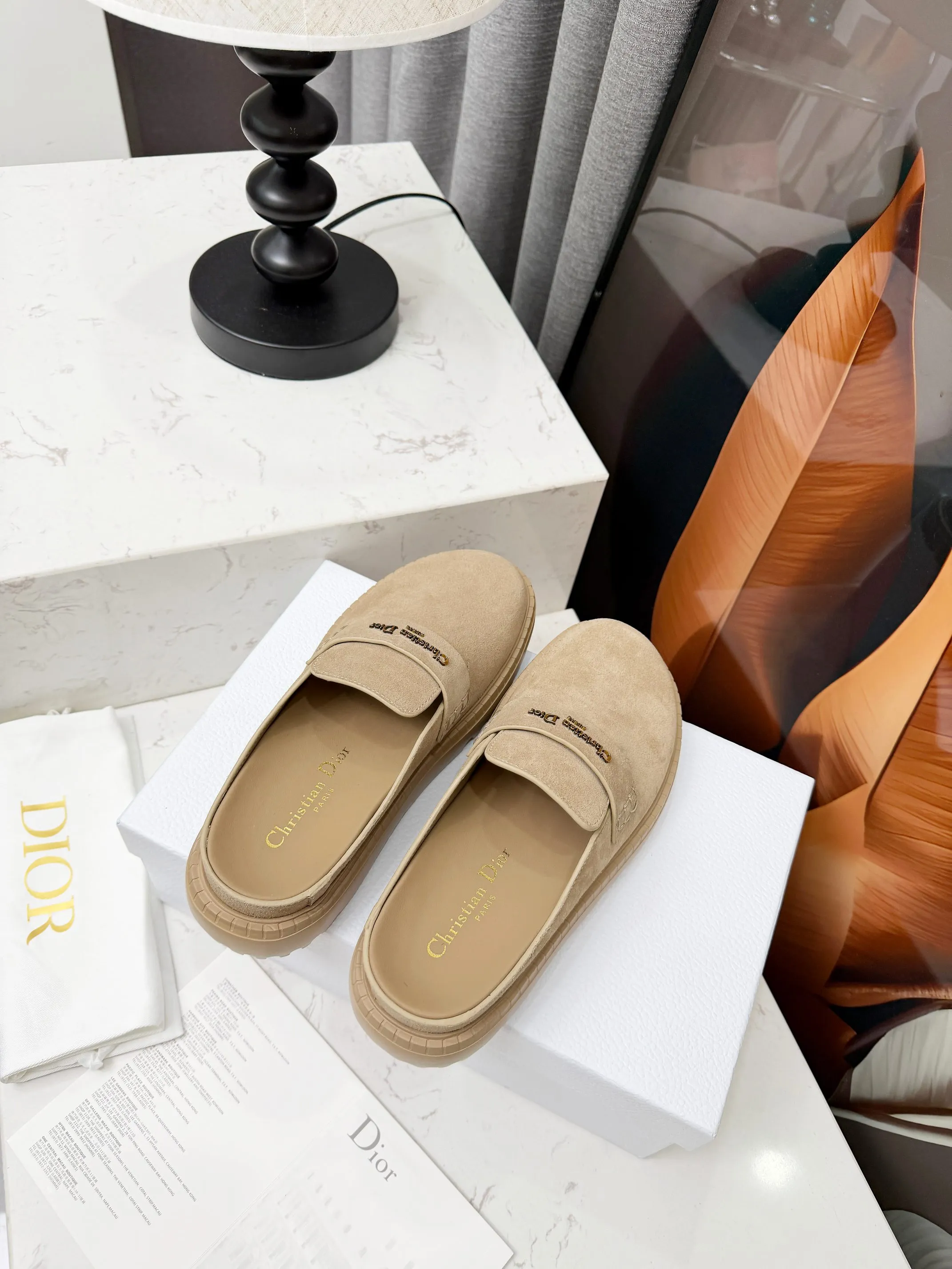 Dior 迪奥2026ss复古英伦风懒人半拖，原版开发 萱型百搭瘦脚yyds.造型立体饱满，帅气十足 上脚舒适 一款非常复古风、气场十足单品、设计风格非常新颖 细节完美 酷炫 潮派💯新潮大底 ， 内里:牛里 码数:35-40（40-41码定做） 出厂价p240