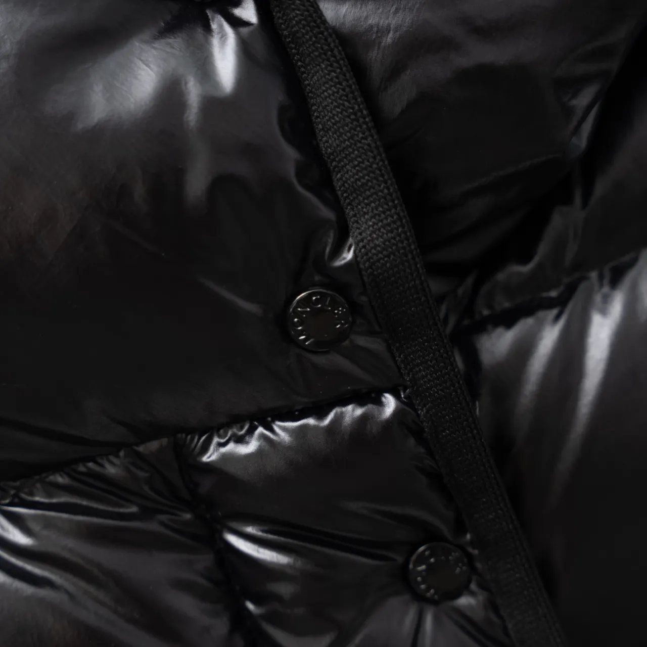 工厂直供💰650 MONCLER丨蒙口Barante女士拉链口袋收腰羽绒服 配色：黑色 尺码：1-4