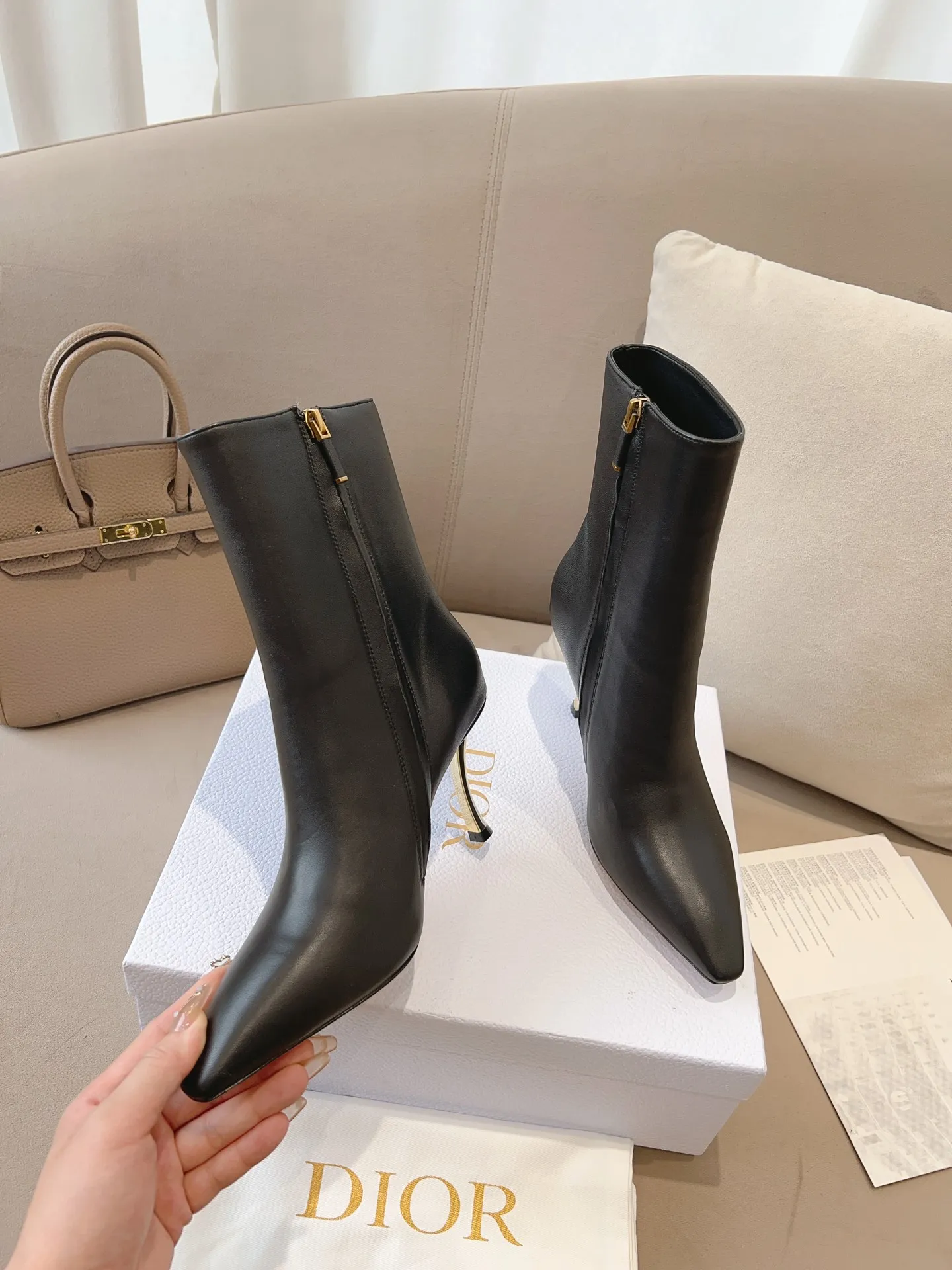 DIOR 秋冬新款系列〽️ 新款上架 Ins超火🔥 欧美街拍中出镜率超高 女神利器系列 极致完美线条🔝 彰显女人味 采用进口混种羊精心制成 大底饰有品牌logo 金属星星装饰🌟 活泼俏皮 提升格调 复古电镀金色跟 羊皮内里🌬 独家定制真皮大底 跟高:8cm 码数:35-39( 34 40 41 42 定做)P330