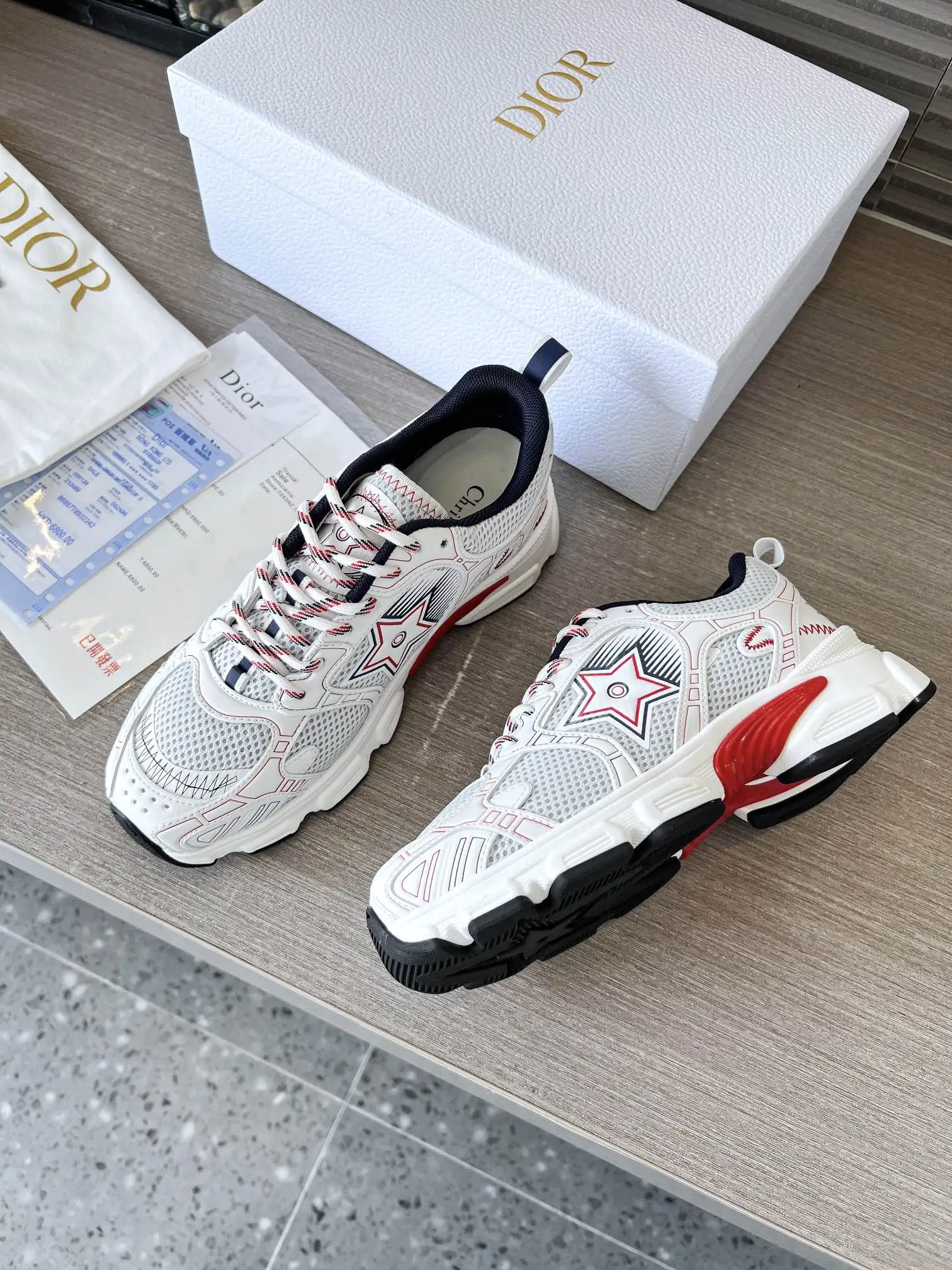 这款 Dior Chrono 运动鞋是二零二四秋季新品,以 Dior 的高订风格重新演绎跑步鞋。白色网眼织物搭配红色和白色调层压皮革效果镶片,两侧的 CD 标志、鞋舌上的星星补丁和鞋跟的 Dior 标志,诸多细节彰显格调。采用双色鞋带,轻盈鞋底搭配星星装饰,可全年打造休闲造型。 价格:P250 码数:女码35-41(35/42可定做) 男码40-46 颜色:白、全白、粉、金、银、红