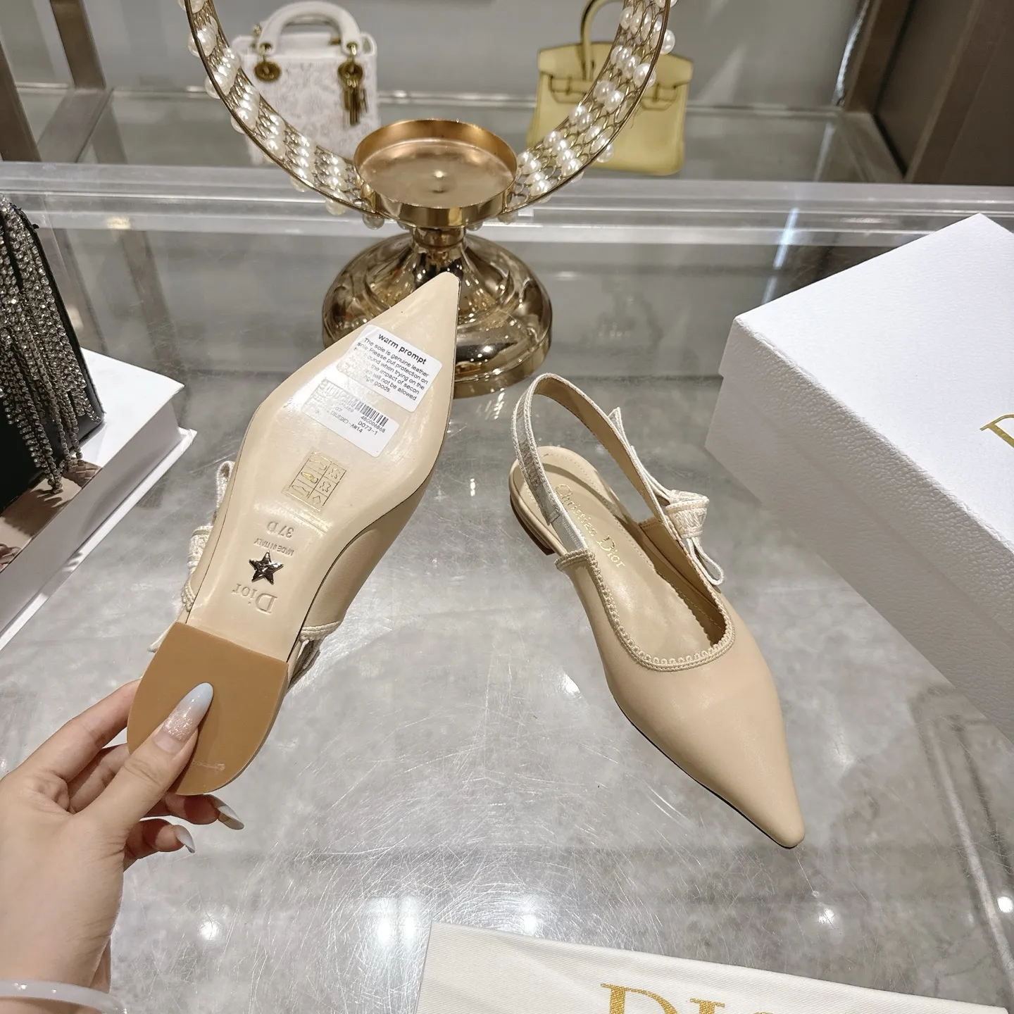 出厂300💰🎆 Dior 迪奥 2025秋冬走秀新款bling...bling...水晶鞋 Capture系列高跟女鞋 明星同款水钻凉鞋 市面顶级高端版本 独家发售 材质:原版定制特殊材料+水染羊皮垫脚+原版开模五金扣+意大利真皮大底 跟高:平底 4.5cm 8.5cm size:34-41 (40 .41)定做