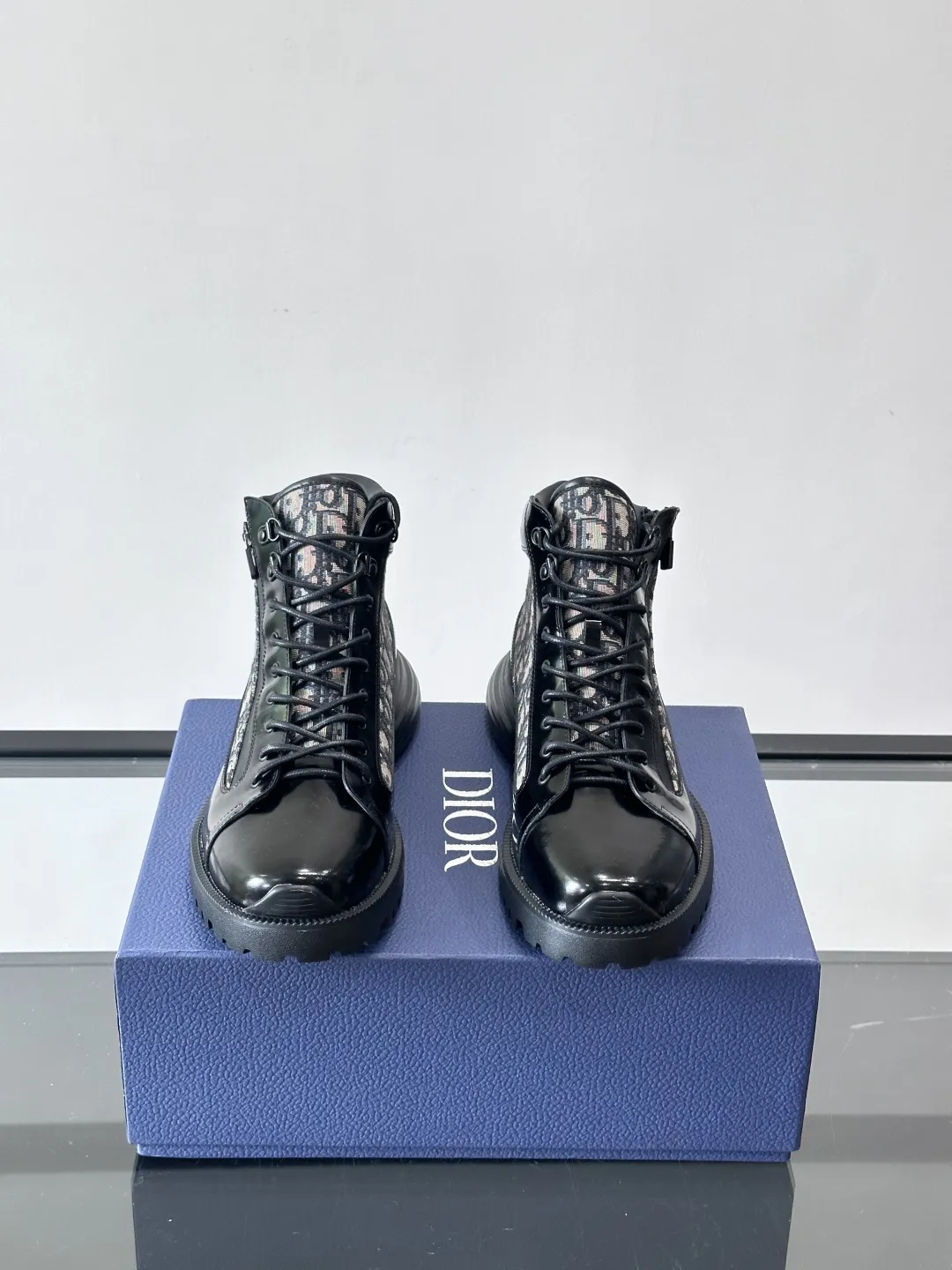 Dior Combat Oblique高帮运动鞋 黑色亮面皮革+Oblique老花帆布拼接,低调奢华又超有辨识度。 EVA鞋底轻盈缓震,日常穿搭或长时间行走都很舒适。 高帮设计支撑力满分,鞋舌和鞋底都有“DIOR”标志,细节控必入!无论休闲还是都市风都能轻松驾驭,是时尚与功能兼具的高奢单品,男士鞋履热门选择 P:430,size:39-44(38.45定制)