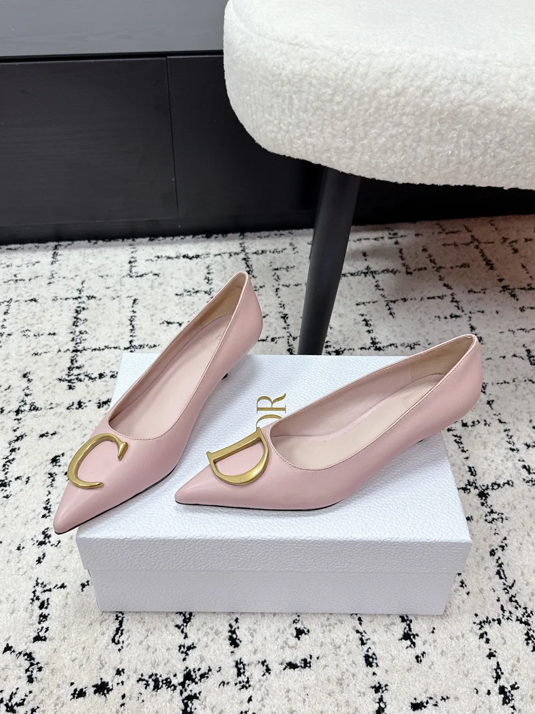 💰270 Dior 迪奥 26/ ss 春夏 走秀新款 CD金属扣 高跟鞋 Dior 2026春夏系列高跟鞋,由Jonathan Anderson设计,黑色尖头+金色CD金属扣,优雅又有现代感。细高跟约8-10cm,修饰腿型,拉长比例,适合职场、宴会等正式场合。鞋面优质皮革,触感柔软,穿着舒适。CD金属扣是Dior经典标志,彰显品牌历史与创新。整体设计融合经典与玩味,是现代女性气质与自信的象征。 ✔️面料: 原版牛皮/牛反绒 ✔️内里: 羊皮 ✔️鞋底: 意大利真皮底 ✔️跟高: 3.5 ✔️Size: #35-41(40.41订做)