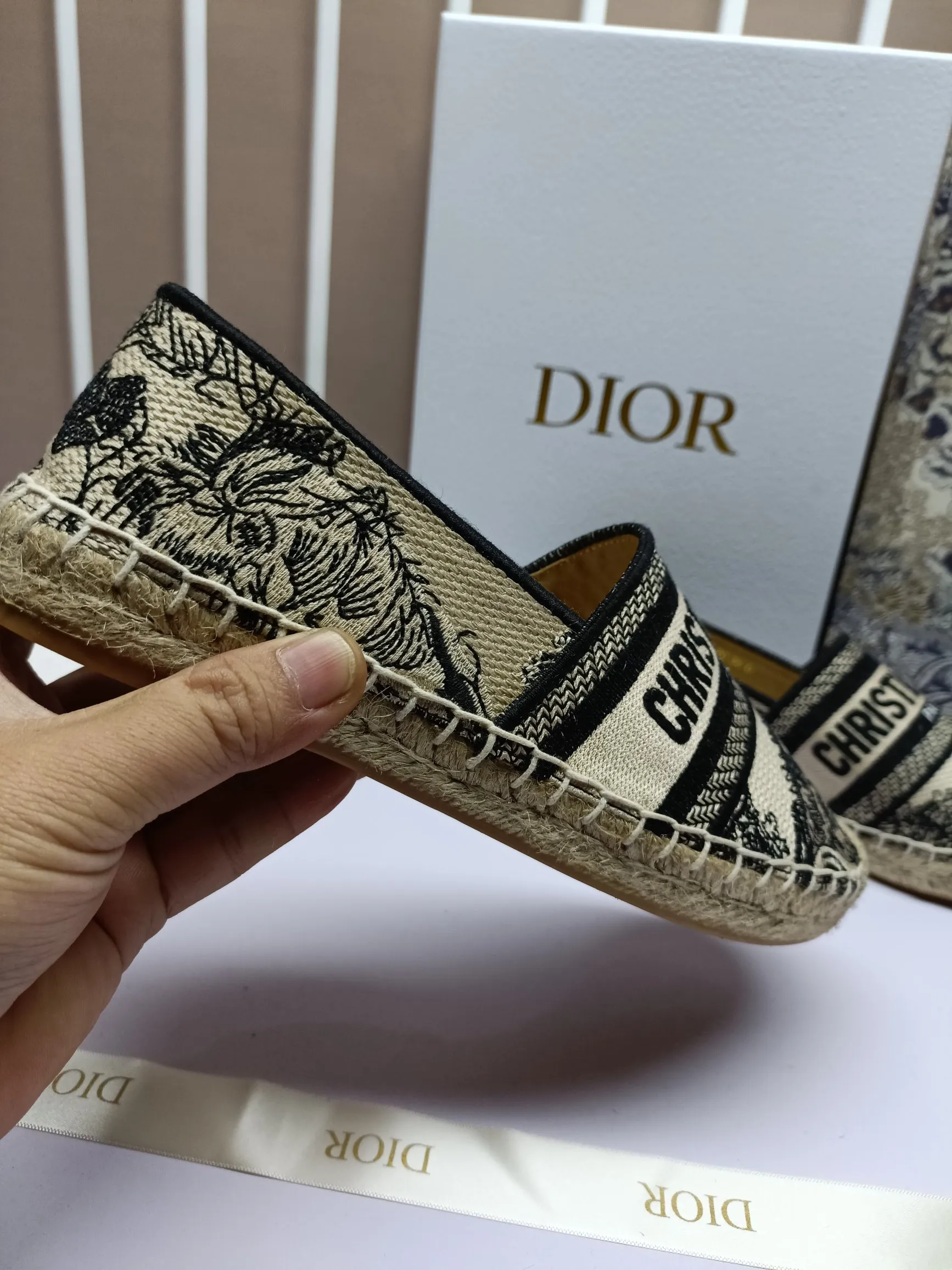 ——上新,上新,上新——p180 Dior Granville草编鞋豹纹印花图案顶级 鞋面:饰以“CHRISTIANDIOR”豹纹棉质刺绣 工艺:纯手工缝制麻绳大底 内里:进口柔软透气绵羊内里加垫脚 码数:35-40(34.41.42定制) 大底:独家开模饰以幸运星符号橡胶大底 • 渔夫鞋