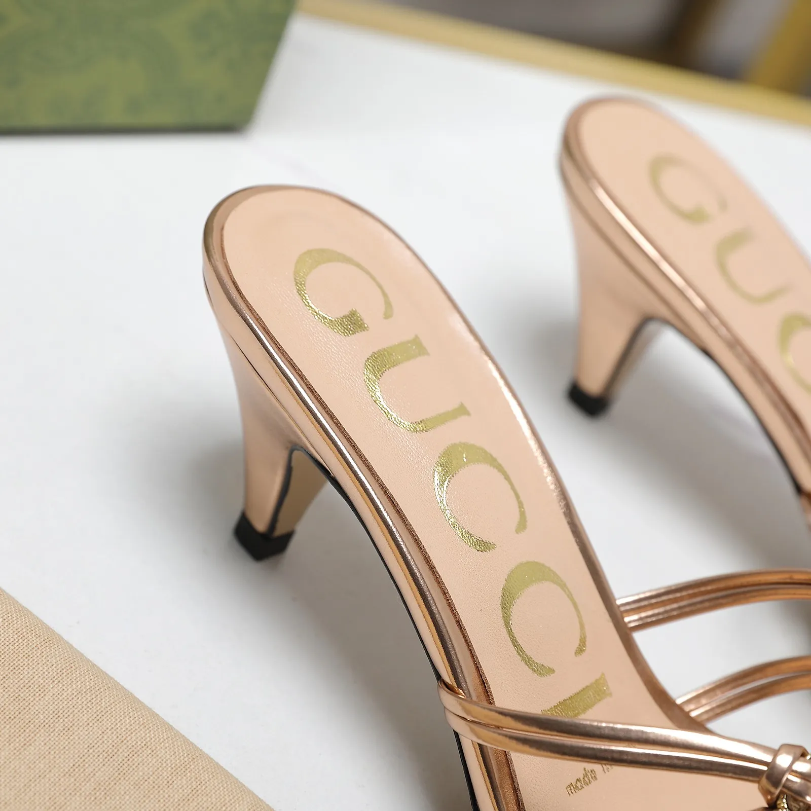 🔥🔥🔥💯💯💯GUCCi高端精品 拖鞋2025古驰早春系列😍GG水晶缀饰钻扣编织带凉鞋🔥顶级🆙代购品质!原版1:1复刻,毎个细节皆经过精心打磨细腻制作.可与ZG对比如一,无二品质! 这款编织带凉鞋由饰闪亮GG水晶金色互扣式双G五金扣点缀细带精致笼形鞋面制作而成,尽显天马行空风范,富有优雅女性魅力细节展现女性气质的理念,打造令人惊艳的作品👏👏焕新演绎! 面料:原版定制进口金属皮 内里/垫脚:进口羊皮里 鞋跟:4.5cm/9cm 大底:意大利真皮底 尺码:35-42(41 42定做不退换) 包装:全套绿色原包装。 跑量价:拖鞋260💰 凉鞋270💰