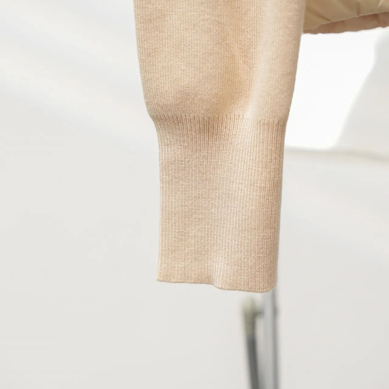 工厂直供💰330 MONCLER丨蒙口斜纹针织袖标立领羽绒服 配色：粉色 尺码：S-L