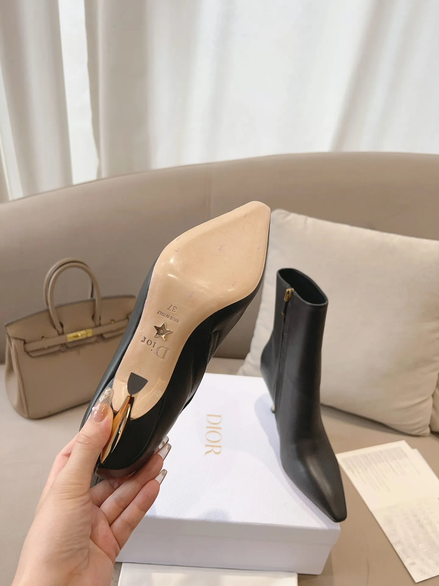 DIOR 秋冬新款系列〽️ 新款上架 Ins超火🔥 欧美街拍中出镜率超高 女神利器系列 极致完美线条🔝 彰显女人味 采用进口混种羊精心制成 大底饰有品牌logo 金属星星装饰🌟 活泼俏皮 提升格调 复古电镀金色跟 羊皮内里🌬 独家定制真皮大底 跟高:8cm 码数:35-39( 34 40 41 42 定做)P330