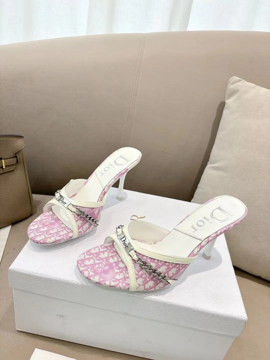 Dior*迪奥2025ss夏季新款中古链条高跟拖鞋♕♕公主范十足,颜色非常抬肤色,迷人的复古美感 夏季必备单品,无论是上班还是平时穿着,绝对是满满的清新感 ✔鞋面:原版特殊材质 ✔内里:环保羊皮内里 ✔大底:进口意大利真皮大底 ✔跟高:8.5cm ✔码数:35-39 (40 41 42定做不退换)P270