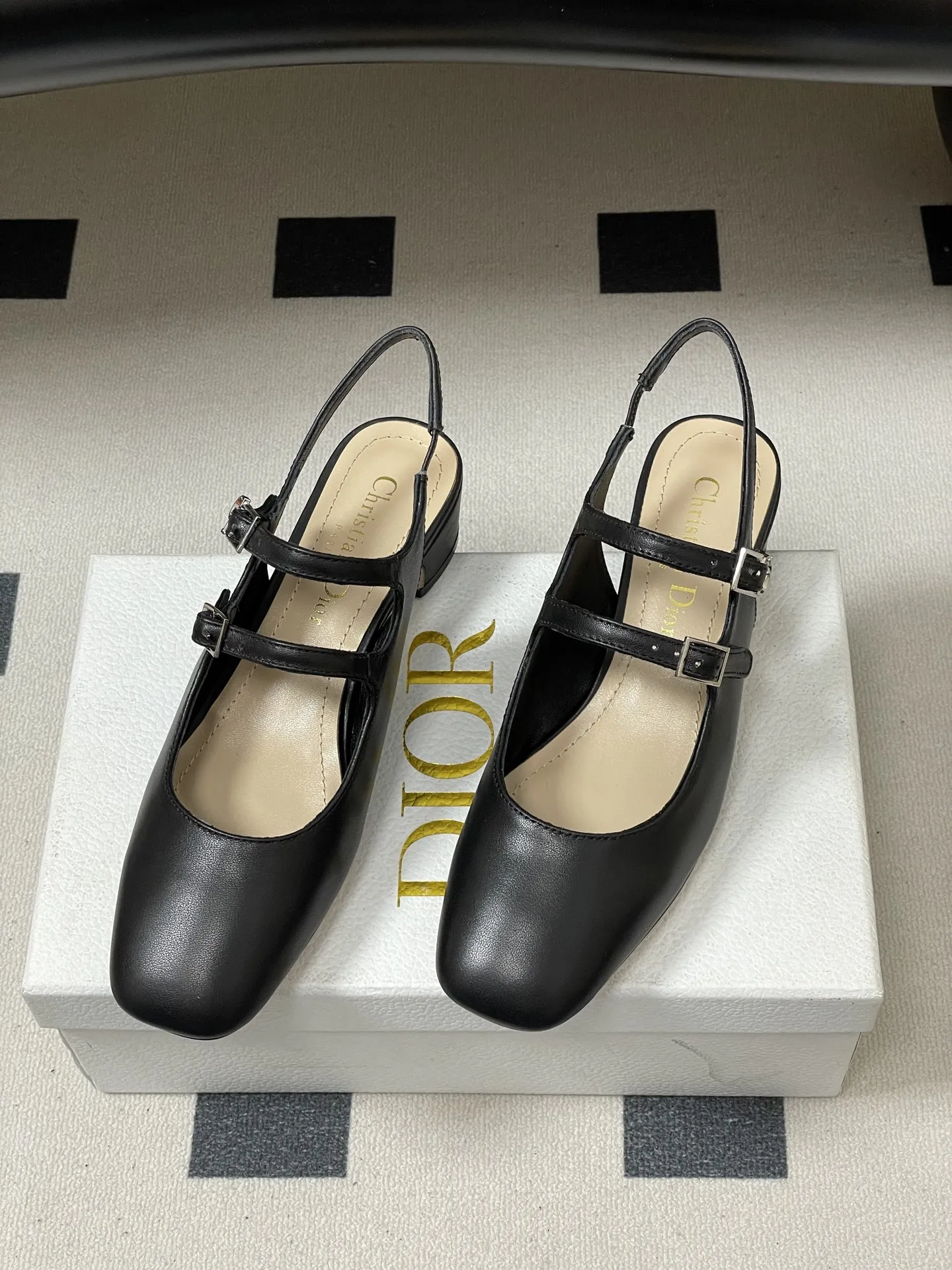 p280- 26ss春夏新款Dior 迪奥D-Cherie露跟高跟鞋CD五金扣两带玛丽珍鞋搭扣后空粗跟凉鞋高跟单鞋 这款Dior Cherie露跟高跟鞋以高雅的造型重新诠释经典的玛丽珍鞋。黑色柔软牛皮革鞋面,正面突显可调节的双系带,点缀以灵感源自Dior档案的相扣的金色饰面金属CD标志。搭配4厘米粗跟,可为各式造型增添优雅气质。 可爱俏皮减龄又不失高级感~富家千金即视感~高雅大气名媛风! 上脚超美~尽显优雅气质 精致小仙女必入单品 鞋面:牛皮/牛漆皮 内里垫脚:羊皮 鞋底:意大利A级真皮大底 跟高:4cm 码数:35-39(34.40.41.42定做不退换)