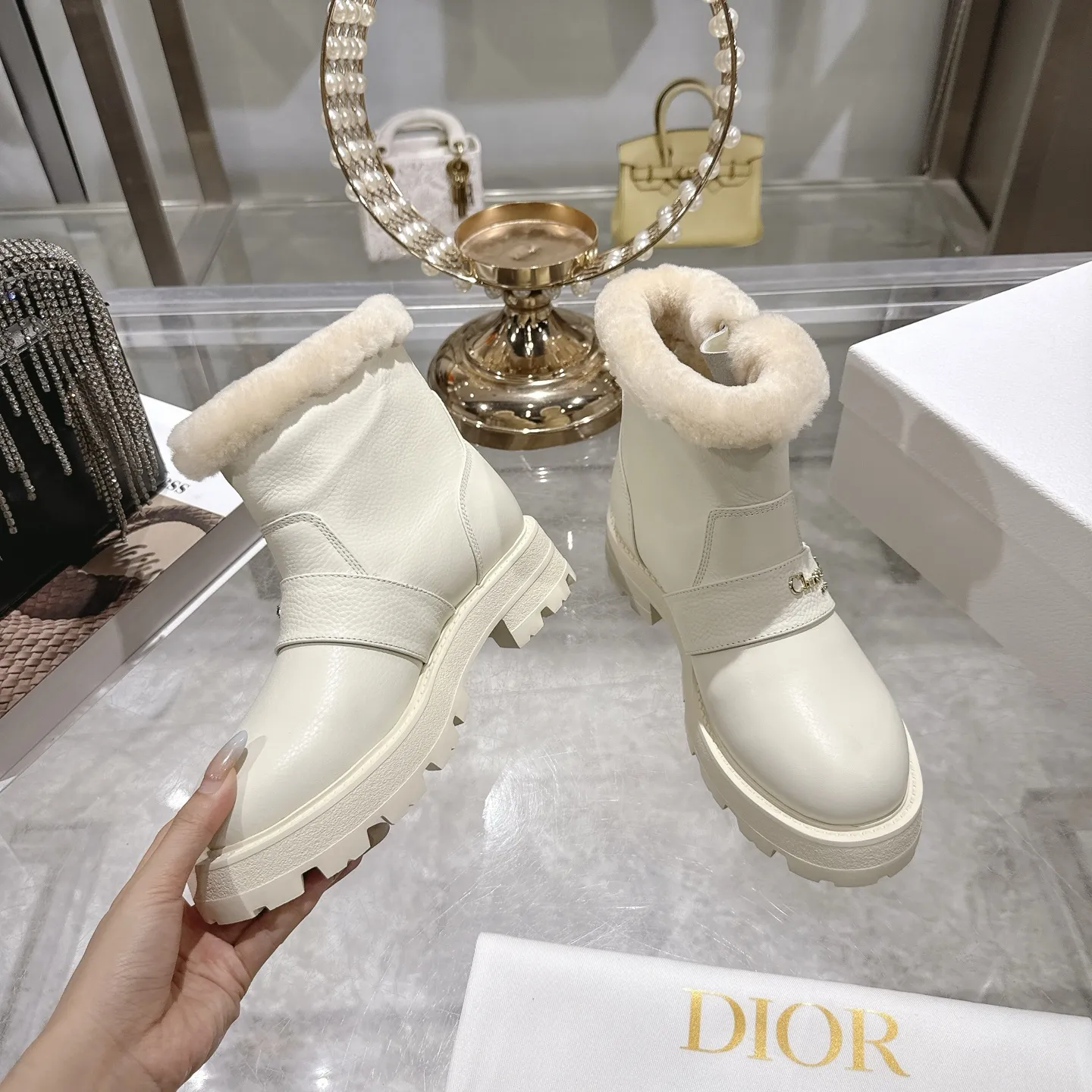 出厂420💰💕Dior 迪奥2025秋冬新款D-Major系列朋克风防寒保暖毛毛女靴 明星同款CD字母logo五金皮带扣侧拉链机车靴 厚底圆头一脚蹬骑士短靴 材质:鞋面进口全粒面小牛皮+100%羊羔毛内里+原版开模Ip大底 底厚:3.5CM Size:35-41标准码(40.41定制不退换)