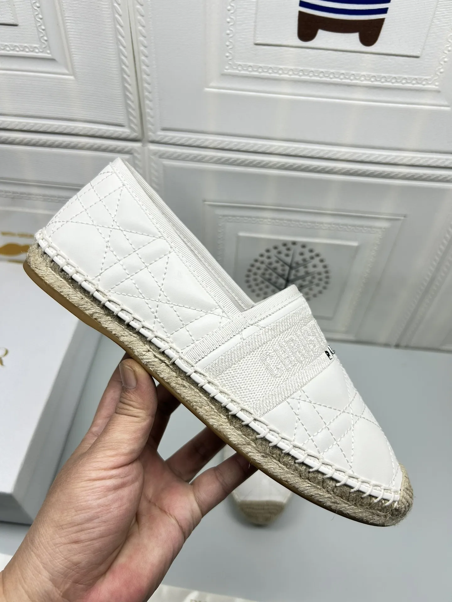 &mdash;&mdash;上新&mdash;&mdash;p180💰，25ss Dior Granville草编鞋印花图案顶级 鞋面：饰以&ldquo;CHRISTIANDIOR&rdquo;棉质刺绣 工艺：纯手工缝制麻绳大底 内里：进口柔软透气绵羊内里加垫脚 码数：35-40（34.41.42定制） 大底：独家开模饰以幸运星符号橡胶大底 &bull; 渔夫鞋