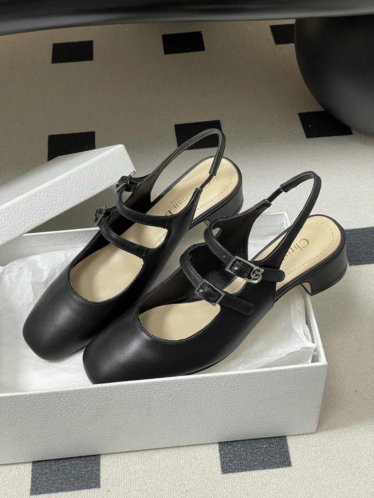 p280- 26ss春夏新款Dior 迪奥D-Cherie露跟高跟鞋CD五金扣两带玛丽珍鞋搭扣后空粗跟凉鞋高跟单鞋 这款Dior Cherie露跟高跟鞋以高雅的造型重新诠释经典的玛丽珍鞋。黑色柔软牛皮革鞋面，正面突显可调节的双系带，点缀以灵感源自Dior档案的相扣的金色饰面金属CD标志。搭配4厘米粗跟，可为各式造型增添优雅气质。 可爱俏皮减龄又不失高级感～富家千金即视感～高雅大气名媛风！ 上脚超美～尽显优雅气质 精致小仙女必入单品 鞋面：牛皮/牛漆皮 内里垫脚：羊皮 鞋底：意大利A级真皮大底 跟高：4cm 码数：35-39（34.40.41.42定做不退换）