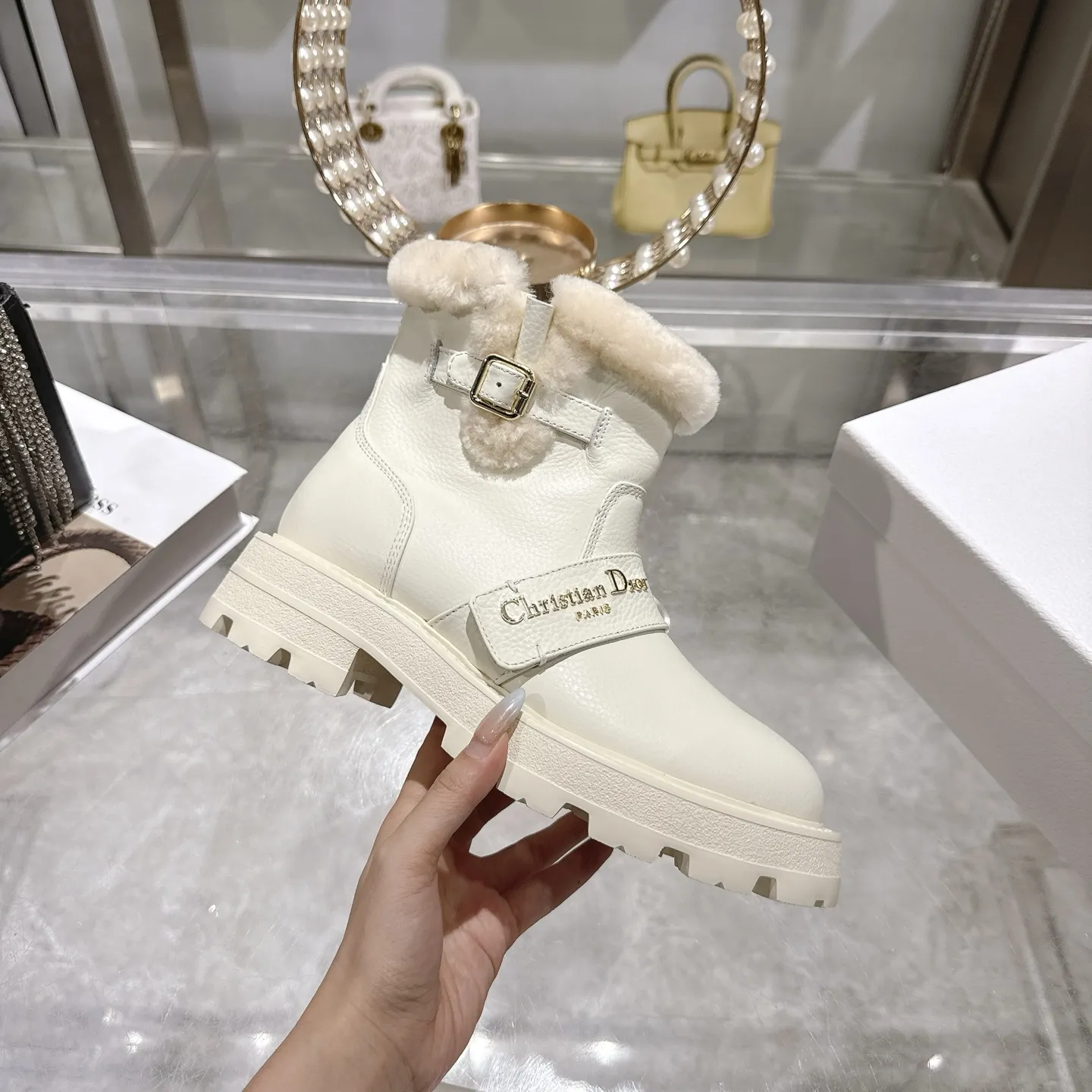 出厂420💰💕Dior 迪奥2025秋冬新款D-Major系列朋克风防寒保暖毛毛女靴 明星同款CD字母logo五金皮带扣侧拉链机车靴 厚底圆头一脚蹬骑士短靴 材质:鞋面进口全粒面小牛皮+100%羊羔毛内里+原版开模Ip大底 底厚:3.5CM Size:35-41标准码(40.41定制不退换)
