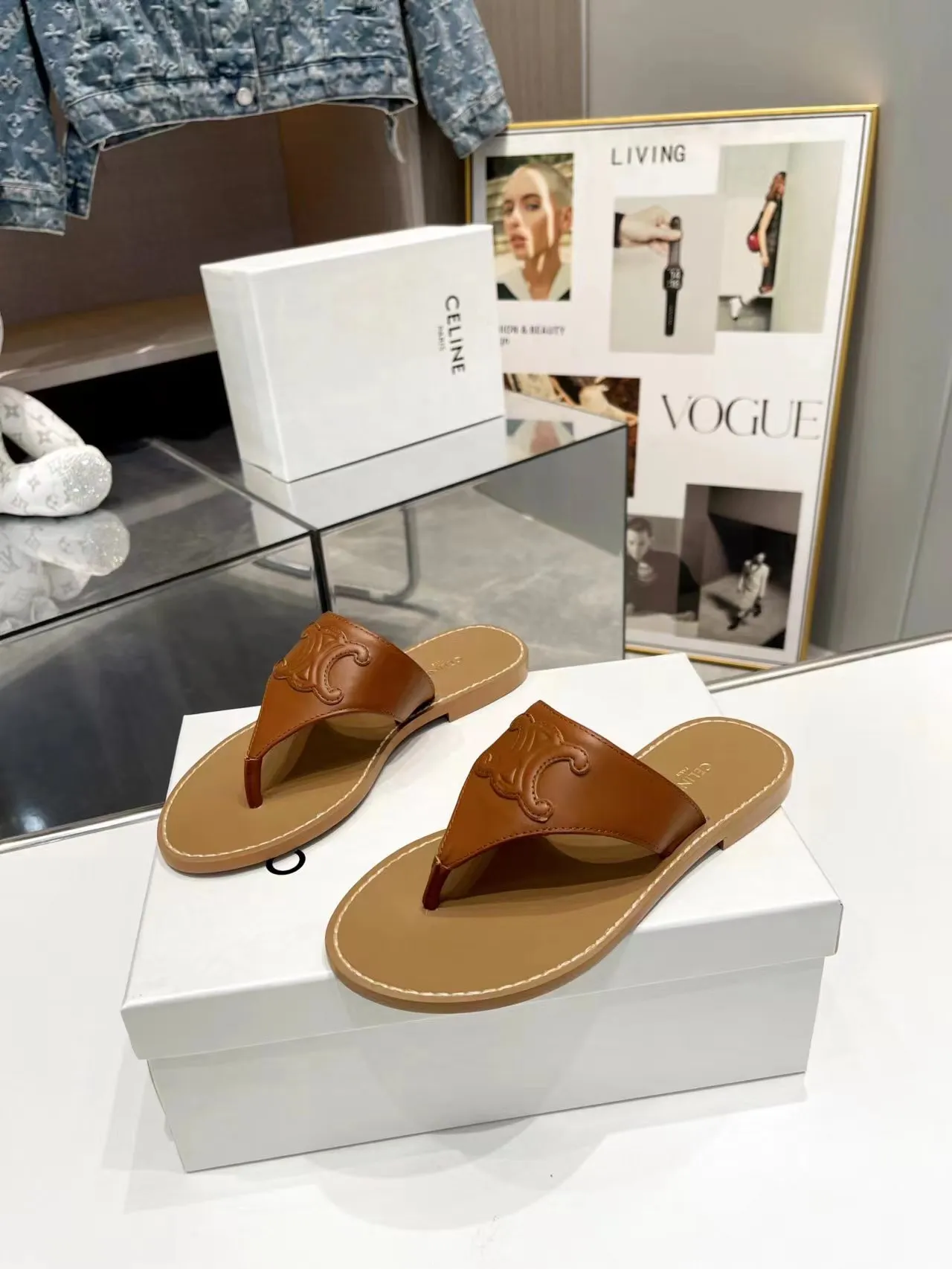 CELINE PARIS 2023拖鞋!🔥 🔥 这一季的赛琳又让我重新爱了它一次这季节美鞋太多😻 这款凉拖真是无敌好搭配!设计搭配经典的 logo 作为点缀整体视觉特别耐看又好搭配👡 !头层牛皮面,羊皮内里。原版油边工艺# celine #2023拖鞋 颜色:黑色,白色,棕色 尺码:35-40 大底:橡胶底P150,单层真皮大底P190