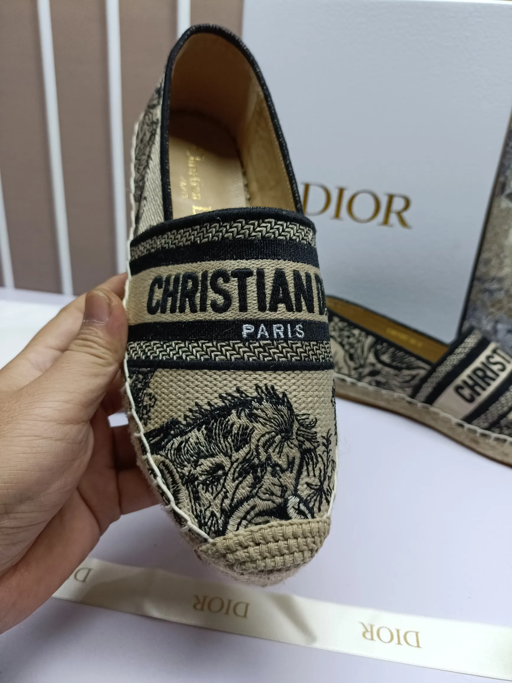 ——上新,上新,上新——p180 Dior Granville草编鞋豹纹印花图案顶级 鞋面:饰以“CHRISTIANDIOR”豹纹棉质刺绣 工艺:纯手工缝制麻绳大底 内里:进口柔软透气绵羊内里加垫脚 码数:35-40(34.41.42定制) 大底:独家开模饰以幸运星符号橡胶大底 • 渔夫鞋