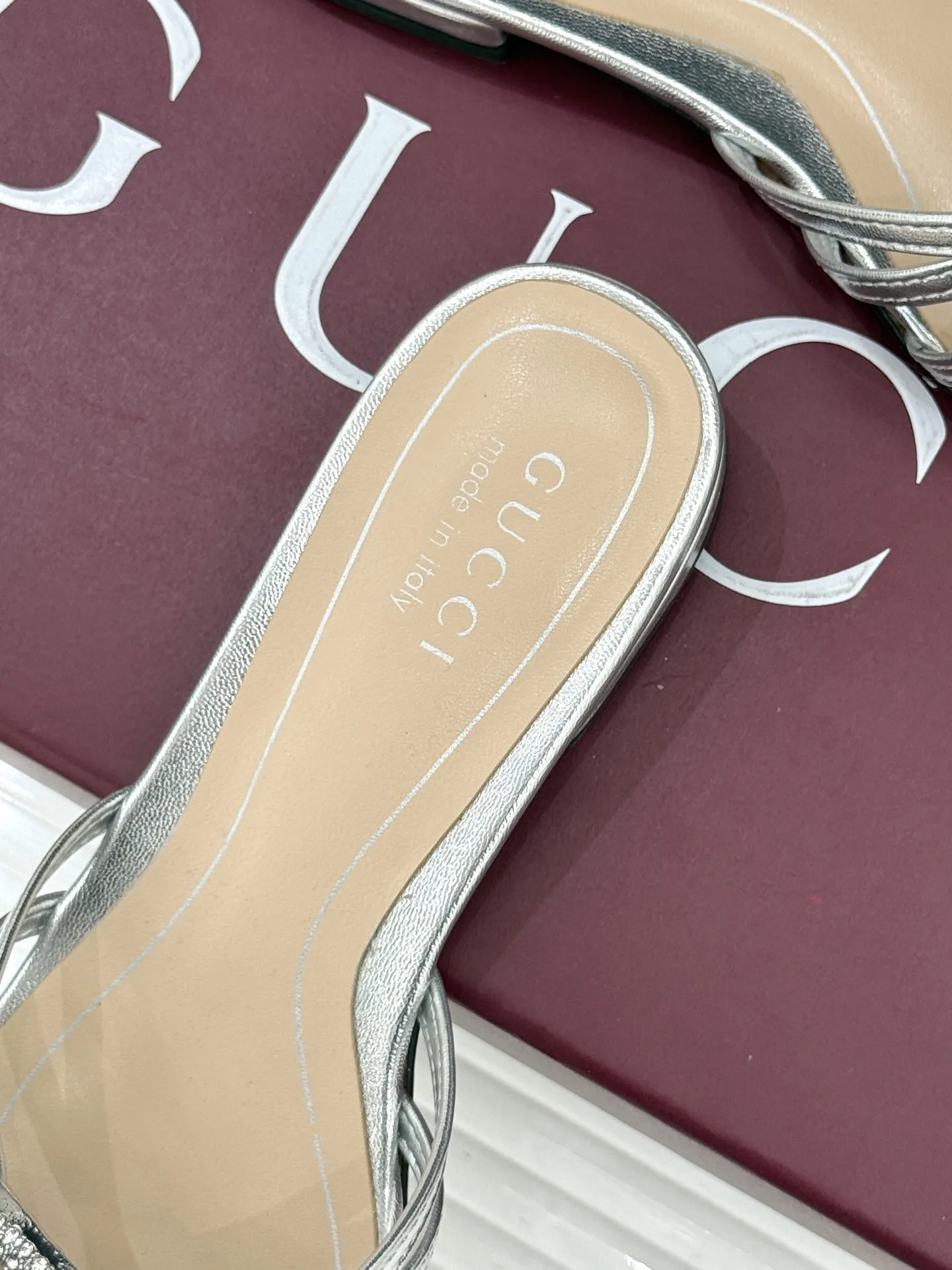 厂价💰240 Gucci/古驰25WF早春水钻双G细带 平底高跟拖鞋 以经典符号与璀璨钻光重构早春格调 将意式“不经意的优雅”融入鞋履方寸 步履间尽显奢品质感与摩登张力。 鞋身核心缀立体金属双G标识 满镶细碎水钻 光线折射下闪映莹润光泽 不浮夸却自带高光辨识度 既是品牌百年DNA的当代转译 百搭属性适配全场景穿搭 搭配真丝吊带裙 是约会通勤的温柔奢雅 配高腰阔腿裤与简约衬衫 干练摩登格调 搭碎花茶歇裙 适配早春度假出行 轻松成为造型点睛之笔 昼夜切换造型皆得体出众。 面料采用原版定制皮料 内里踮脚均为羊皮 意大利进口真皮大底 size:35-39(40/41/42定制)