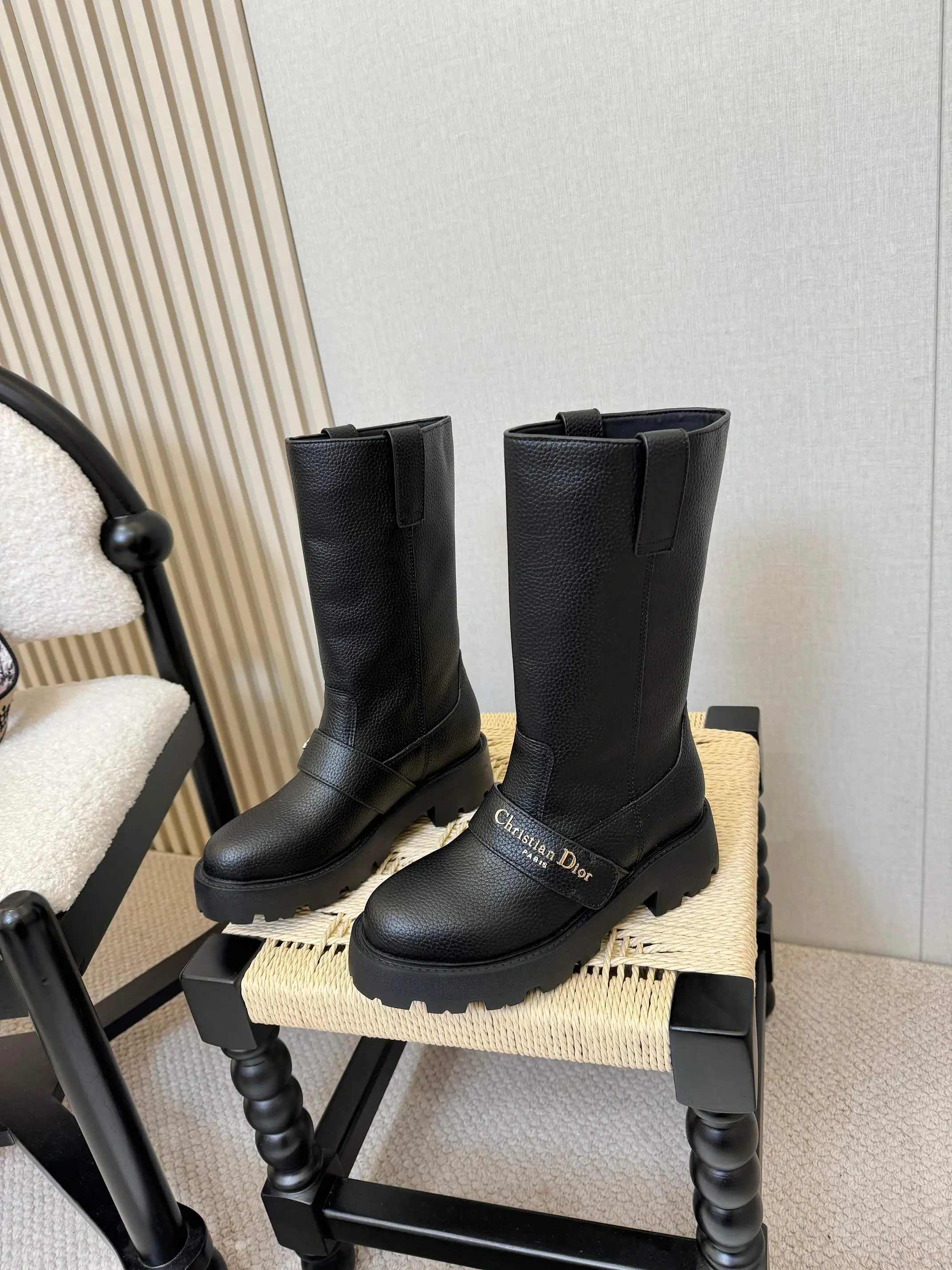 出厂价💰💰380 D-Major 靴子采用别具一格的设计元素打造醒目的外观。采用黑色牛皮革打造,可轻松穿脱。从 Dior Book Tote 手袋汲取灵感,顶部饰以双色“Christian Dior”标志。带有“CD”标志的可调节尼龙带和波纹橡胶鞋底构成醒目轮廓的基调。 踝部以科技面料饰带环绕,搭配黄铜饰环 凹口橡胶鞋底饰以 Christian Dior 的幸运星符号 尺码标准35-41