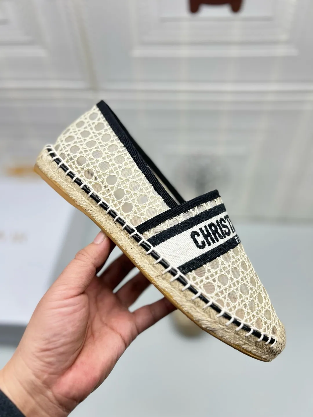 ——上新——p180💰,25ss Dior Granville草编鞋印花图案顶级 鞋面:饰以“CHRISTIANDIOR”棉质刺绣 工艺:纯手工缝制麻绳大底 内里:进口柔软透气绵羊内里加垫脚 码数:35-40(34.41.42定制) 大底:独家开模饰以幸运星符号橡胶大底 • 渔夫鞋