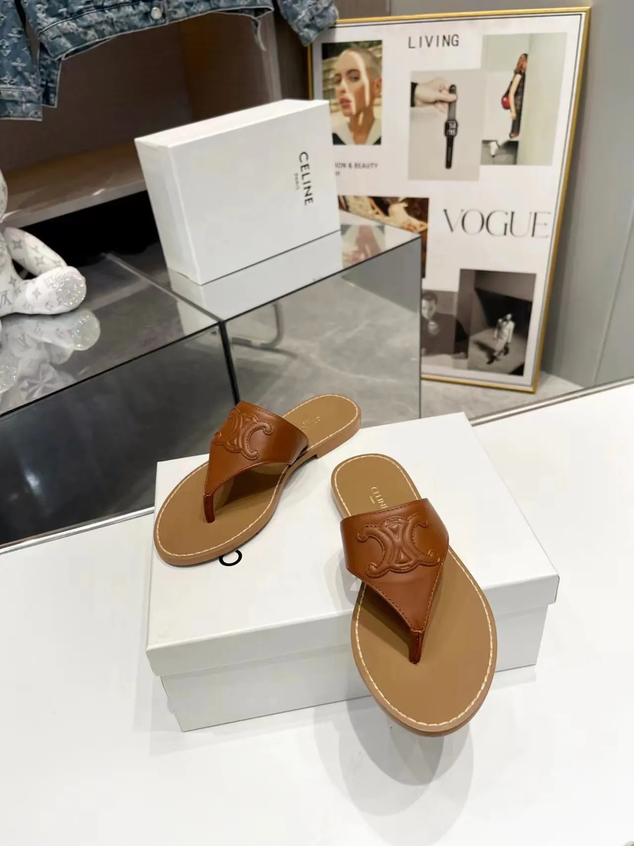 CELINE PARIS 2023拖鞋!🔥 🔥 这一季的赛琳又让我重新爱了它一次这季节美鞋太多😻 这款凉拖真是无敌好搭配!设计搭配经典的 logo 作为点缀整体视觉特别耐看又好搭配👡 !头层牛皮面,羊皮内里。原版油边工艺# celine #2023拖鞋 颜色:黑色,白色,棕色 尺码:35-40 大底:橡胶底P150,单层真皮大底P190