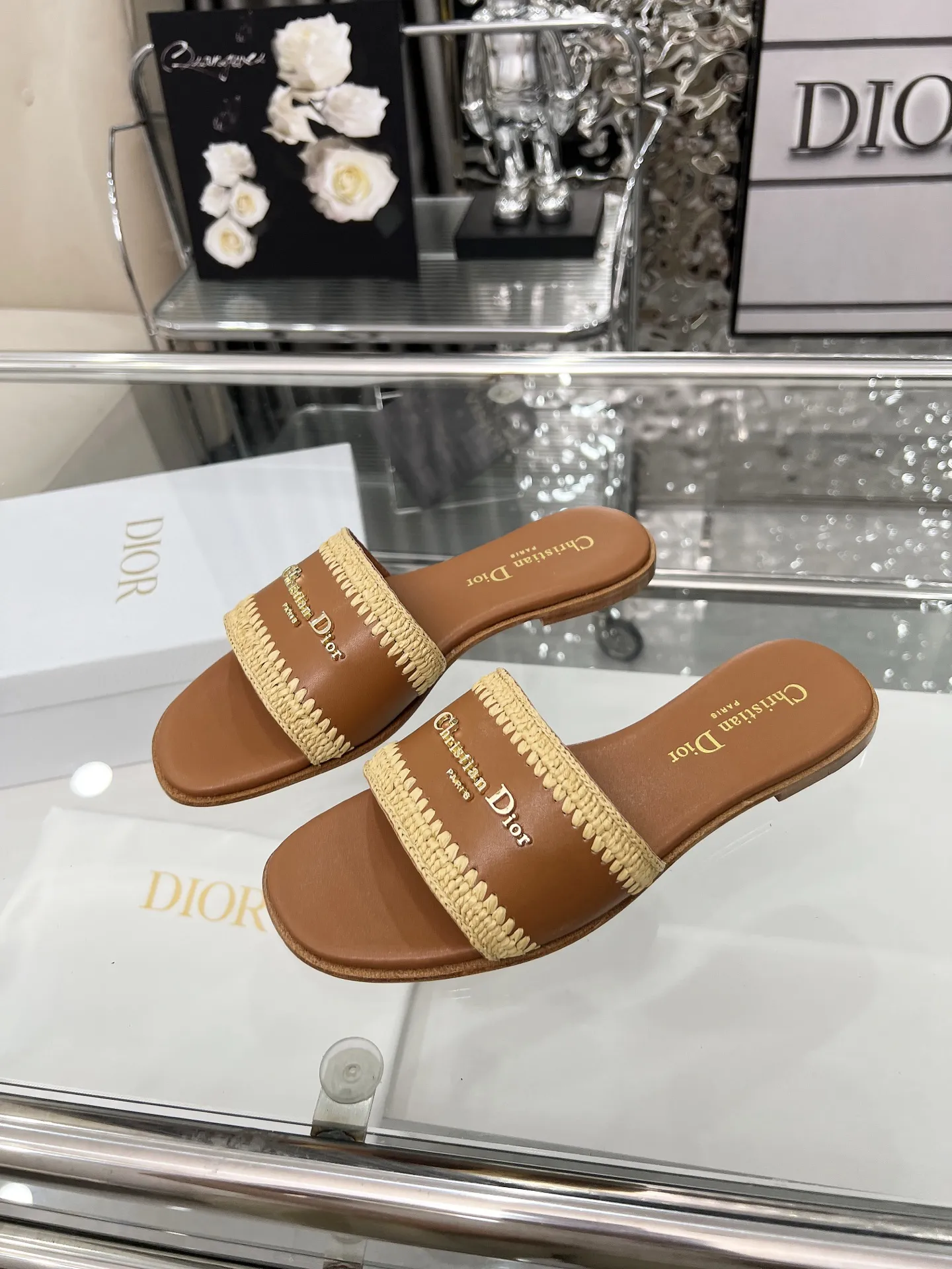Dior 2025夏季新品，开启度假般的时髦之旅🎁，城市限定款，拉菲草纯手工编织，35-43。（35定做不退换）像胶底170。真皮底210
