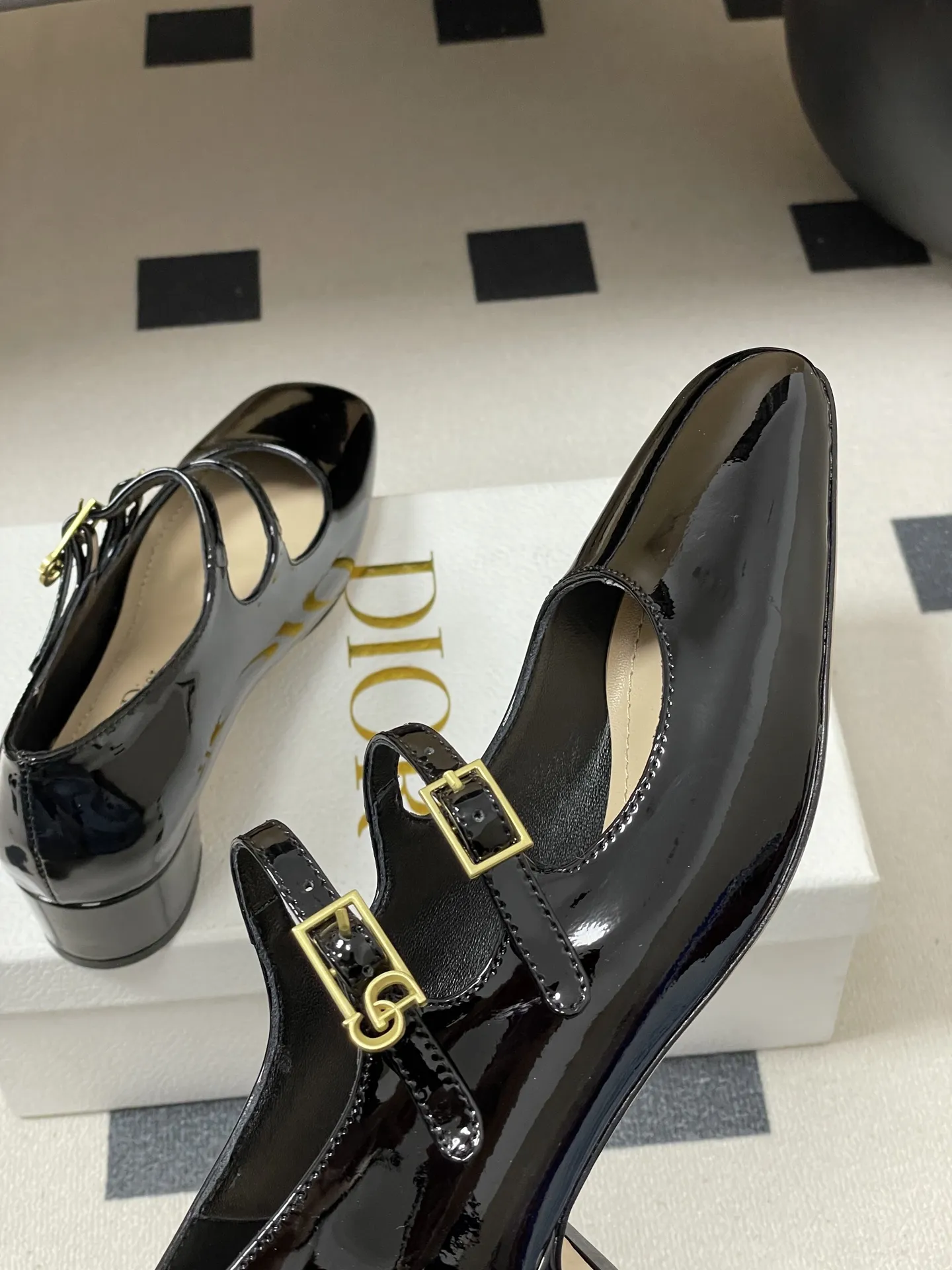 p280- 26ss春夏新款Dior 迪奥D-Cherie露跟高跟鞋CD五金扣两带玛丽珍鞋搭扣后空粗跟凉鞋高跟单鞋 这款Dior Cherie露跟高跟鞋以高雅的造型重新诠释经典的玛丽珍鞋。黑色柔软牛皮革鞋面,正面突显可调节的双系带,点缀以灵感源自Dior档案的相扣的金色饰面金属CD标志。搭配4厘米粗跟,可为各式造型增添优雅气质。 可爱俏皮减龄又不失高级感~富家千金即视感~高雅大气名媛风! 上脚超美~尽显优雅气质 精致小仙女必入单品 鞋面:牛皮/牛漆皮 内里垫脚:羊皮 鞋底:意大利A级真皮大底 跟高:4cm 码数:35-39(34.40.41.42定做不退换)