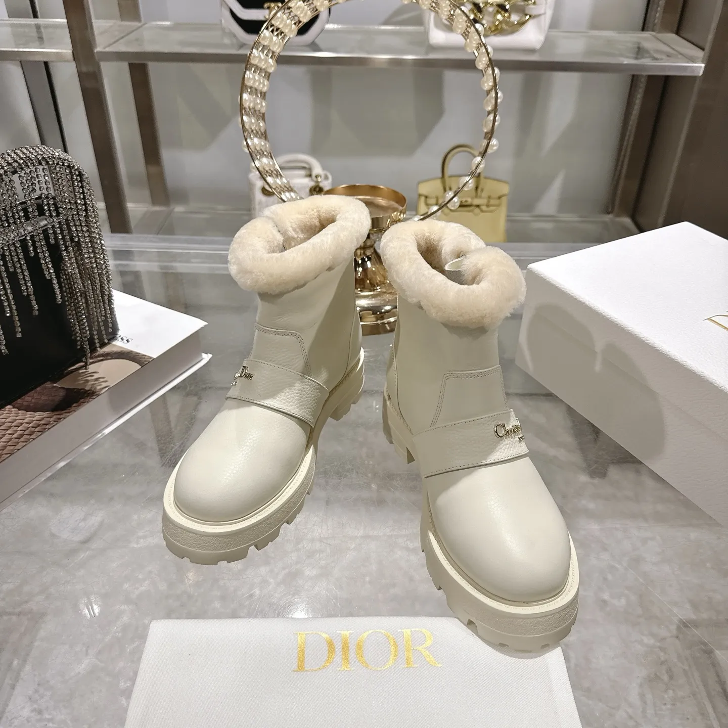 出厂420💰💕Dior 迪奥2025秋冬新款D-Major系列朋克风防寒保暖毛毛女靴 明星同款CD字母logo五金皮带扣侧拉链机车靴 厚底圆头一脚蹬骑士短靴 材质:鞋面进口全粒面小牛皮+100%羊羔毛内里+原版开模Ip大底 底厚:3.5CM Size:35-41标准码(40.41定制不退换)