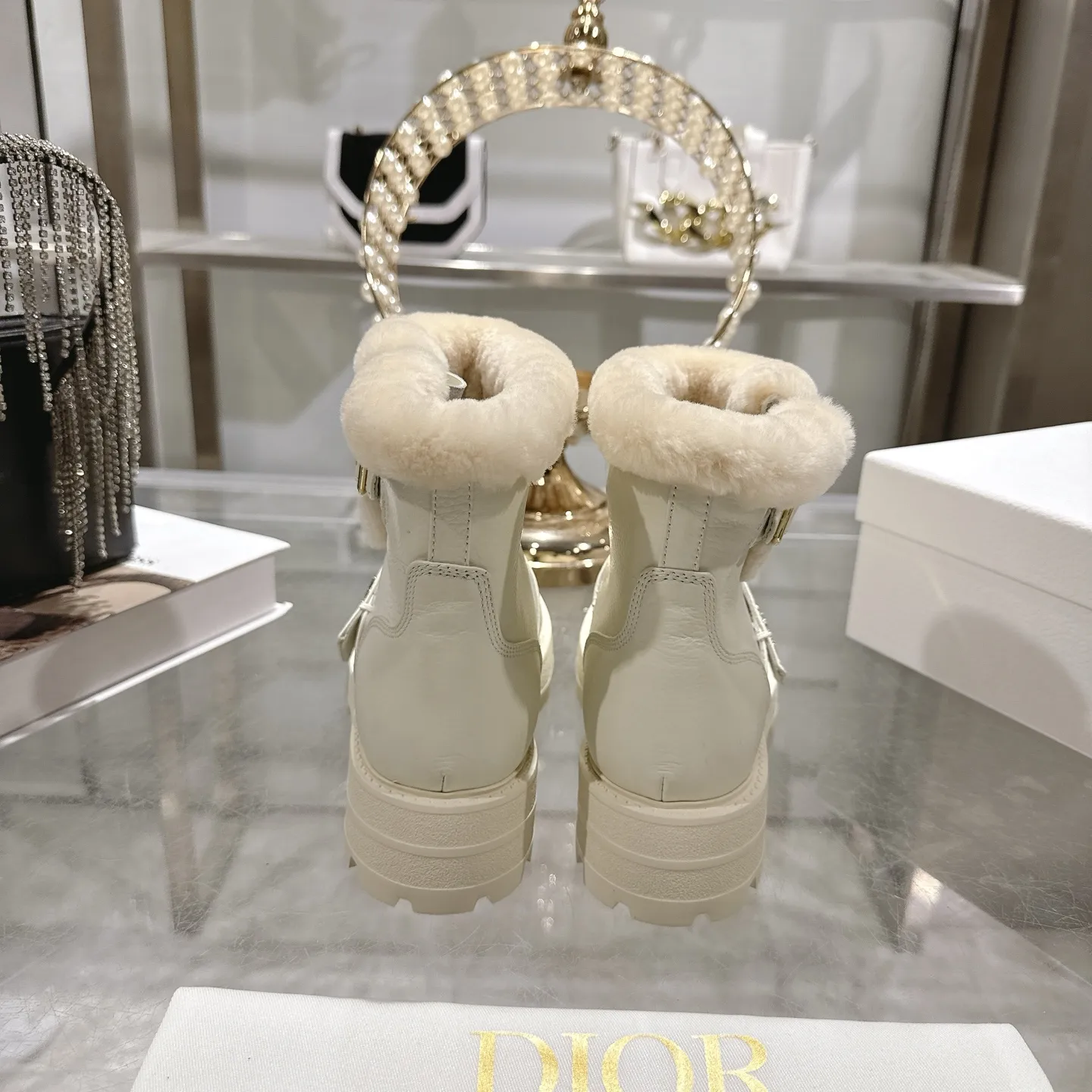 出厂420💰💕Dior 迪奥2025秋冬新款D-Major系列朋克风防寒保暖毛毛女靴 明星同款CD字母logo五金皮带扣侧拉链机车靴 厚底圆头一脚蹬骑士短靴 材质:鞋面进口全粒面小牛皮+100%羊羔毛内里+原版开模Ip大底 底厚:3.5CM Size:35-41标准码(40.41定制不退换)