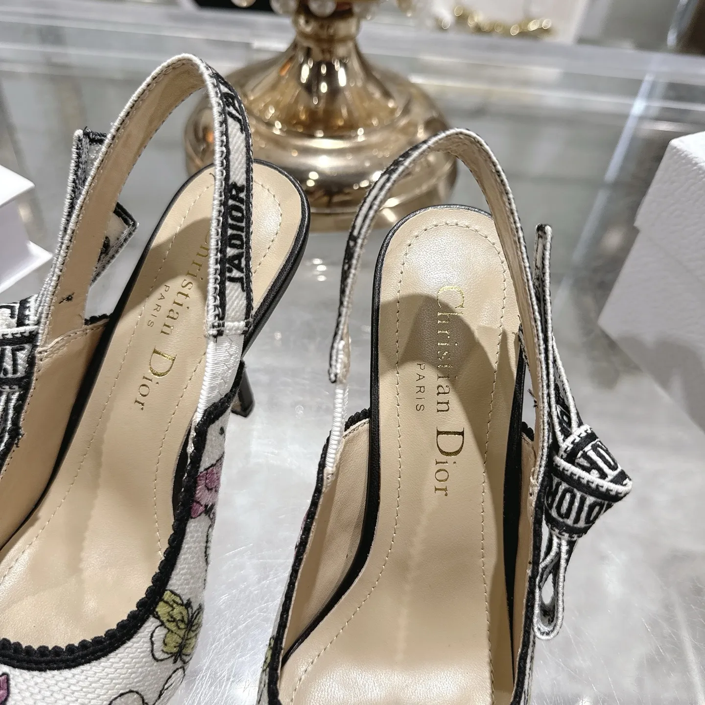 出厂300💰🎆 Dior 迪奥 2026春夏走秀新款bling...bling...水晶鞋 Capture系列高跟女鞋 明星同款凉鞋 市面顶级高端版本 独家发售 材质:原版定制特殊材料+水染羊皮垫脚+原版开模五金扣+意大利真皮大底 跟高:4.5cm 8.5cm size:34-41 (40 .41)定做