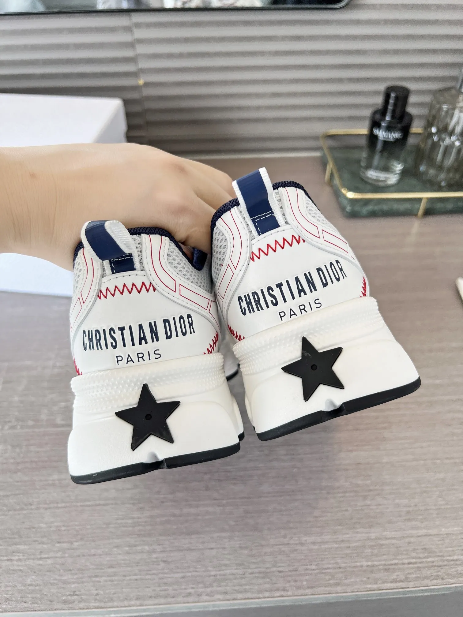 这款 Dior Chrono 运动鞋是二零二四秋季新品,以 Dior 的高订风格重新演绎跑步鞋。白色网眼织物搭配红色和白色调层压皮革效果镶片,两侧的 CD 标志、鞋舌上的星星补丁和鞋跟的 Dior 标志,诸多细节彰显格调。采用双色鞋带,轻盈鞋底搭配星星装饰,可全年打造休闲造型。 价格:P250 码数:女码35-41(35/42可定做) 男码40-46 颜色:白、全白、粉、金、银、红