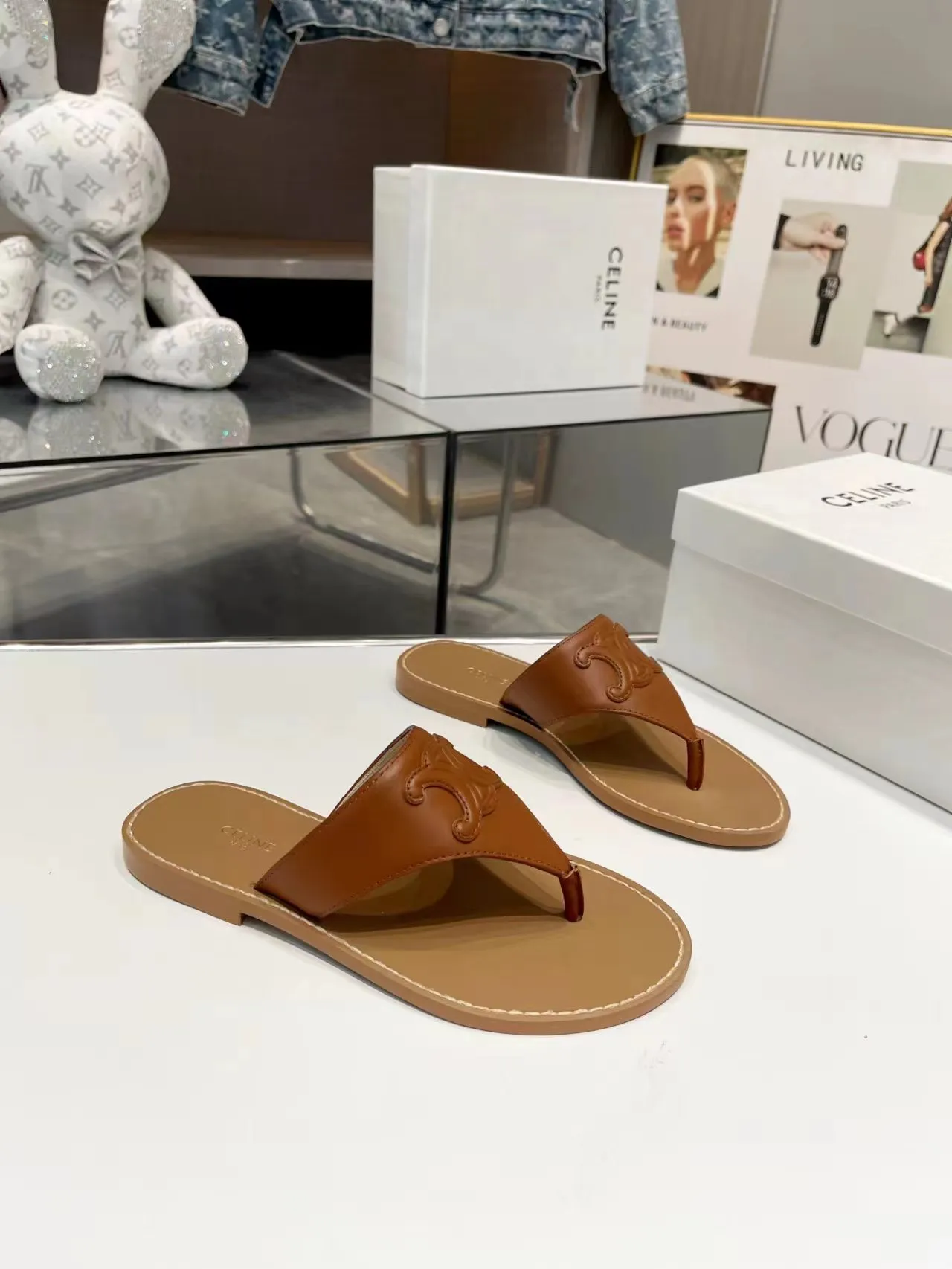 CELINE PARIS 2023拖鞋！🔥 🔥 这一季的赛琳又让我重新爱了它一次这季节美鞋太多😻 这款凉拖真是无敌好搭配！设计搭配经典的 logo 作为点缀整体视觉特别耐看又好搭配👡 ！头层牛皮面，羊皮内里。原版油边工艺# celine #2023拖鞋 颜色：黑色，白色，棕色 尺码：35-40 大底：橡胶底P150，单层真皮大底P190