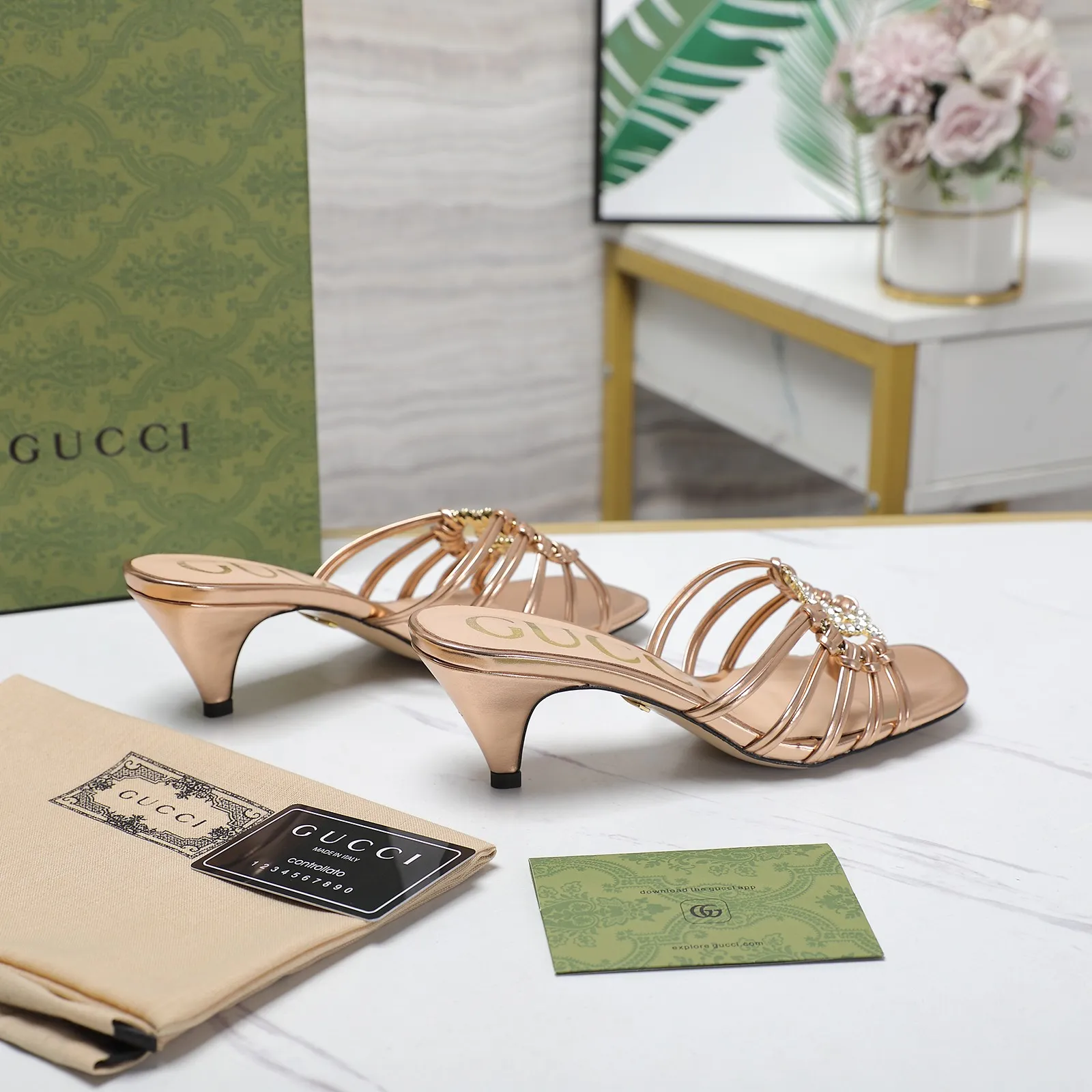 🔥🔥🔥💯💯💯GUCCi高端精品 拖鞋2025古驰早春系列😍GG水晶缀饰钻扣编织带凉鞋🔥顶级🆙代购品质!原版1:1复刻,毎个细节皆经过精心打磨细腻制作.可与ZG对比如一,无二品质! 这款编织带凉鞋由饰闪亮GG水晶金色互扣式双G五金扣点缀细带精致笼形鞋面制作而成,尽显天马行空风范,富有优雅女性魅力细节展现女性气质的理念,打造令人惊艳的作品👏👏焕新演绎! 面料:原版定制进口金属皮 内里/垫脚:进口羊皮里 鞋跟:4.5cm/9cm 大底:意大利真皮底 尺码:35-42(41 42定做不退换) 包装:全套绿色原包装。 跑量价:拖鞋260💰 凉鞋270💰