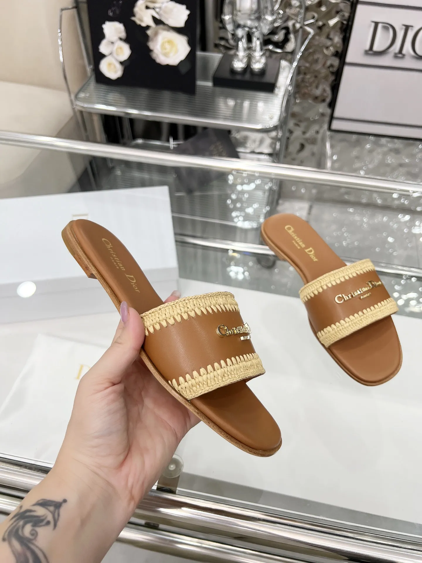 Dior 2025夏季新品，开启度假般的时髦之旅🎁，城市限定款，拉菲草纯手工编织，35-43。（35定做不退换）像胶底170。真皮底210